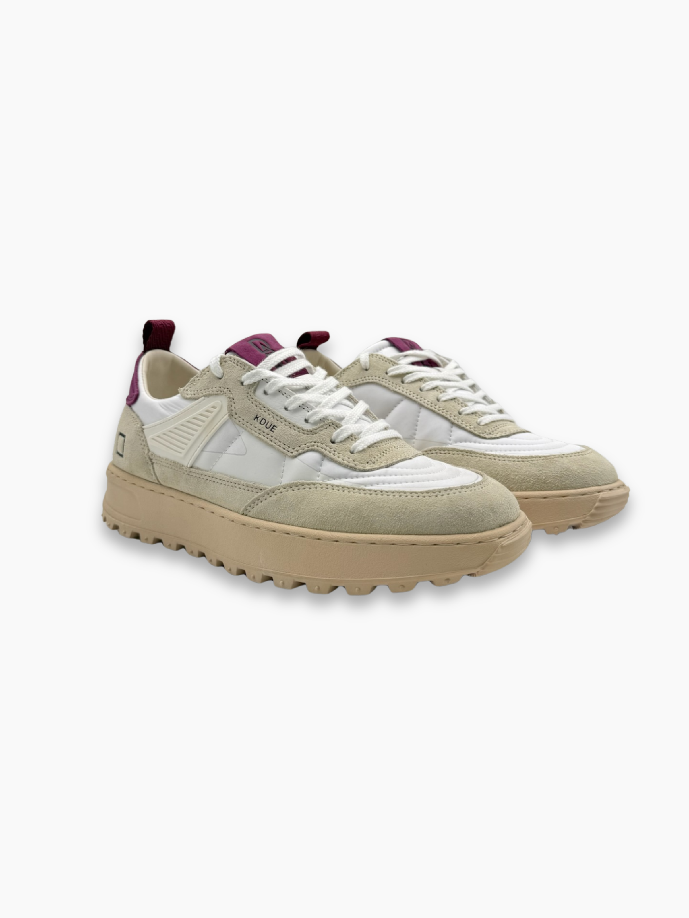 Sneakers bianche con dettagli bordeaux e suola running spessa D.A.T.E. vista angolata