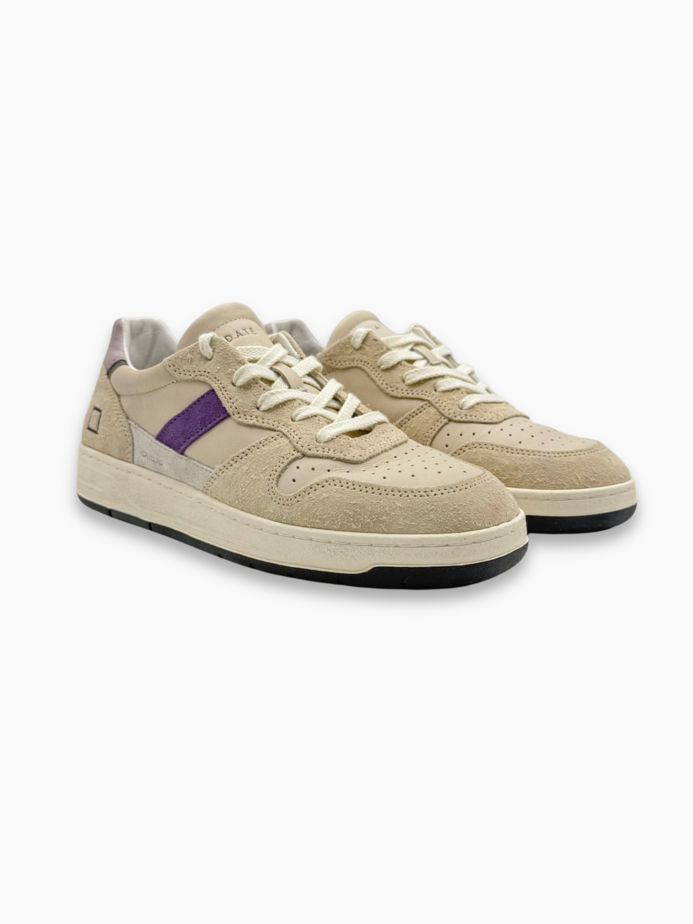 Vista frontale sneakers beige D.A.T.E. con lacci bianchi e punta traforata