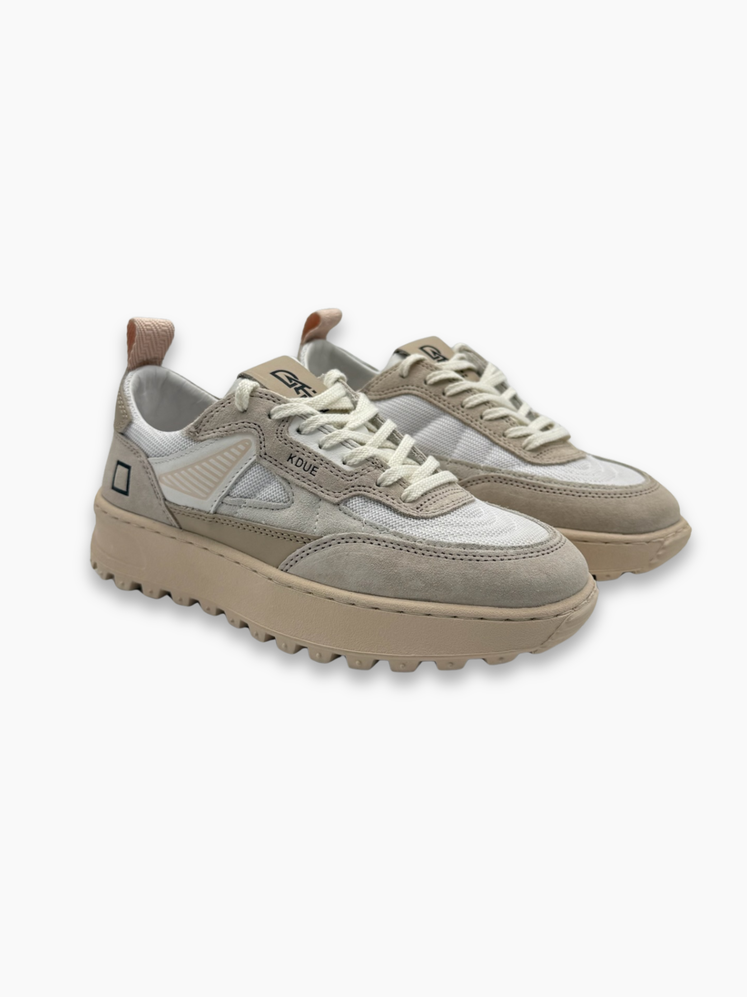 Vista frontale sneakers D.A.T.E. con suola chunky e lacci bianchi