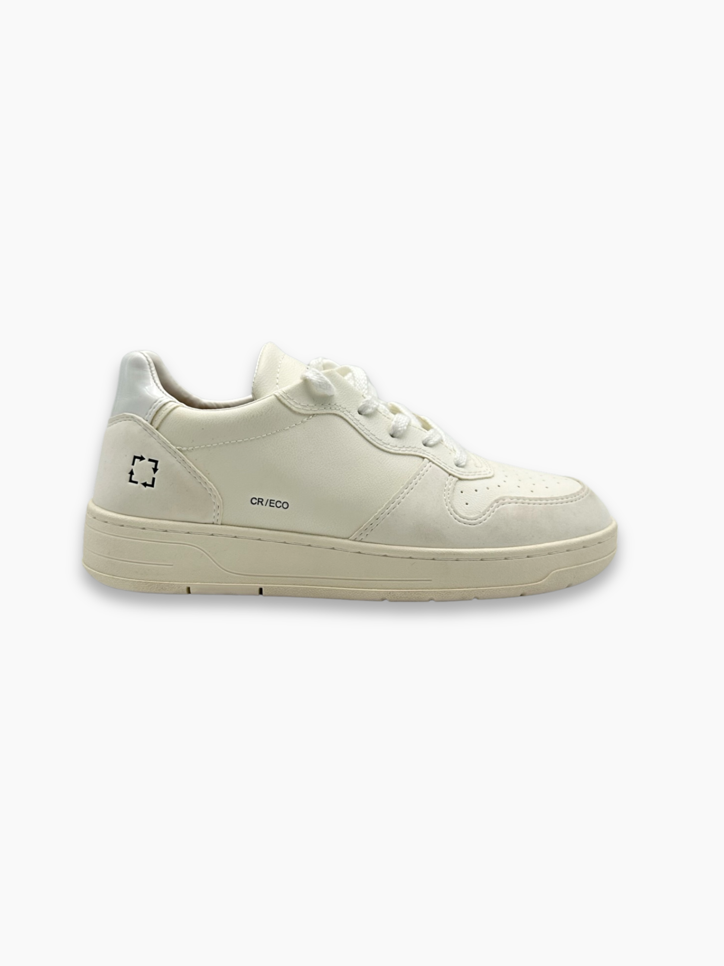 Sneakers bianche eco vegan D.A.T.E. con suola in gomma viste di lato