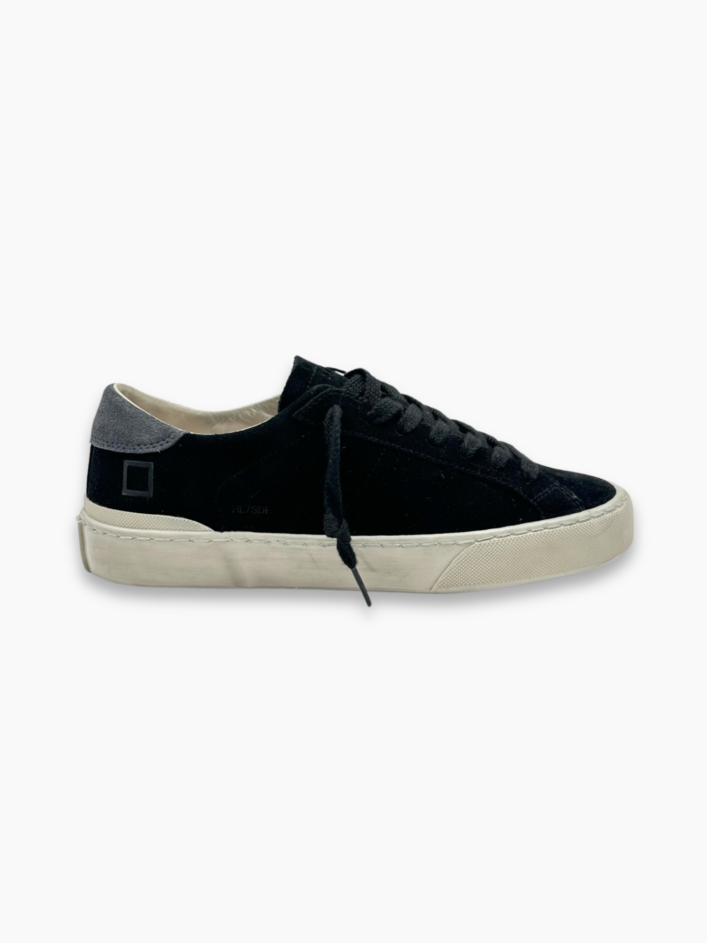 Sneakers nere in suede D.A.T.E. con tallone grigio viste di lato