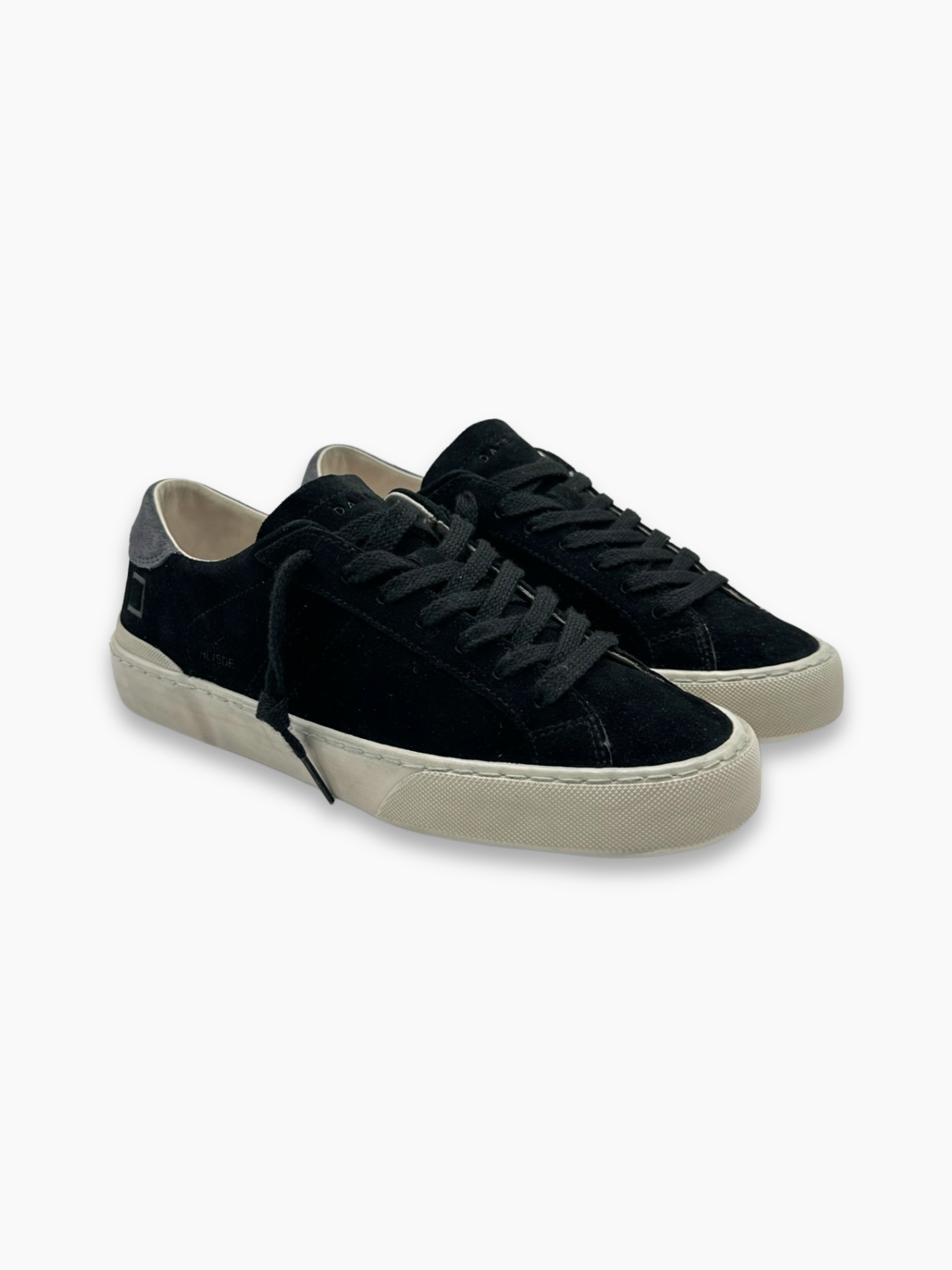 Sneakers nere in suede D.A.T.E. con tallone grigio viste frontali