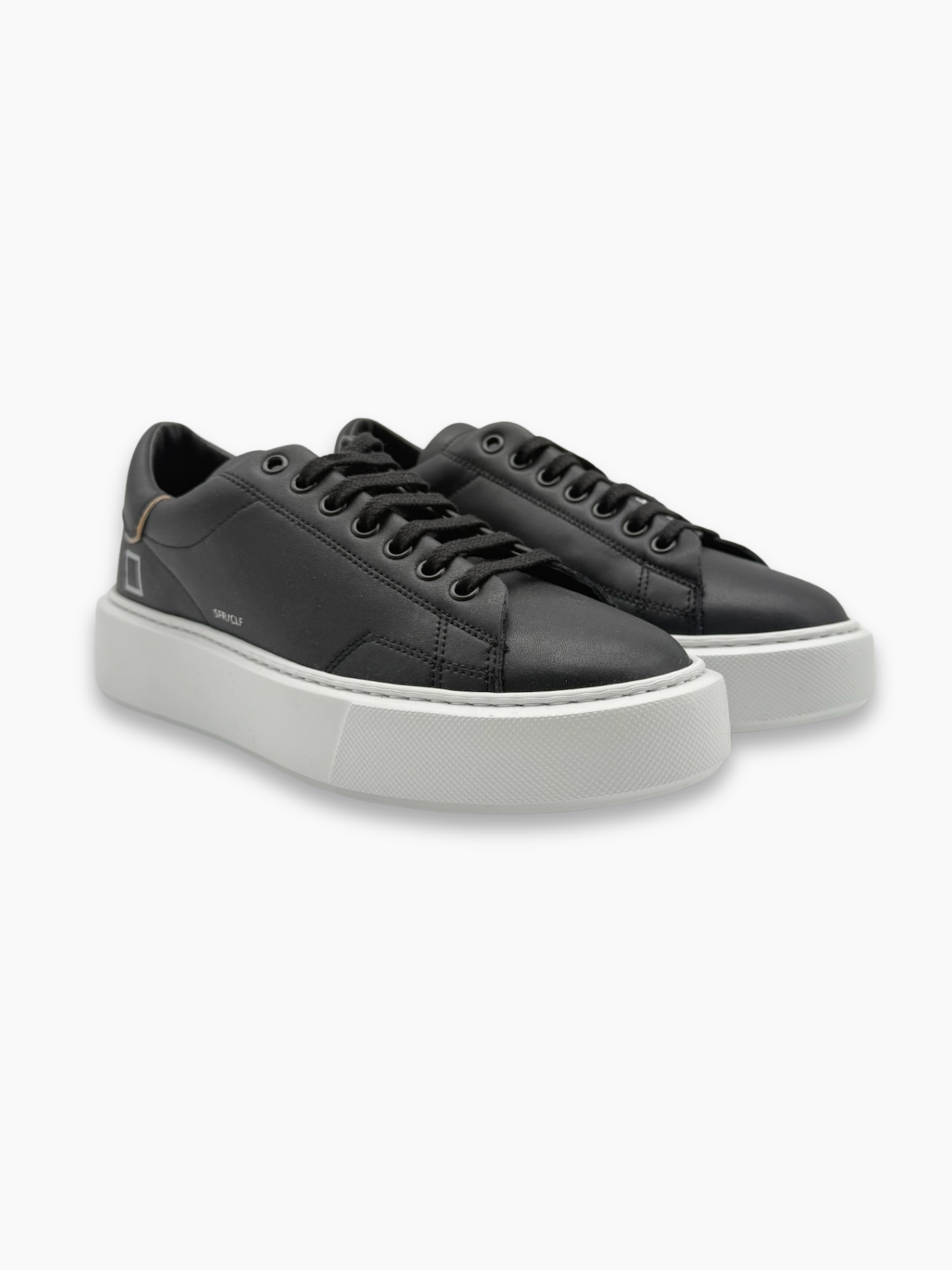 Dettaglio tomaia sneakers nere D.A.T.E. in pelle con logo laterale