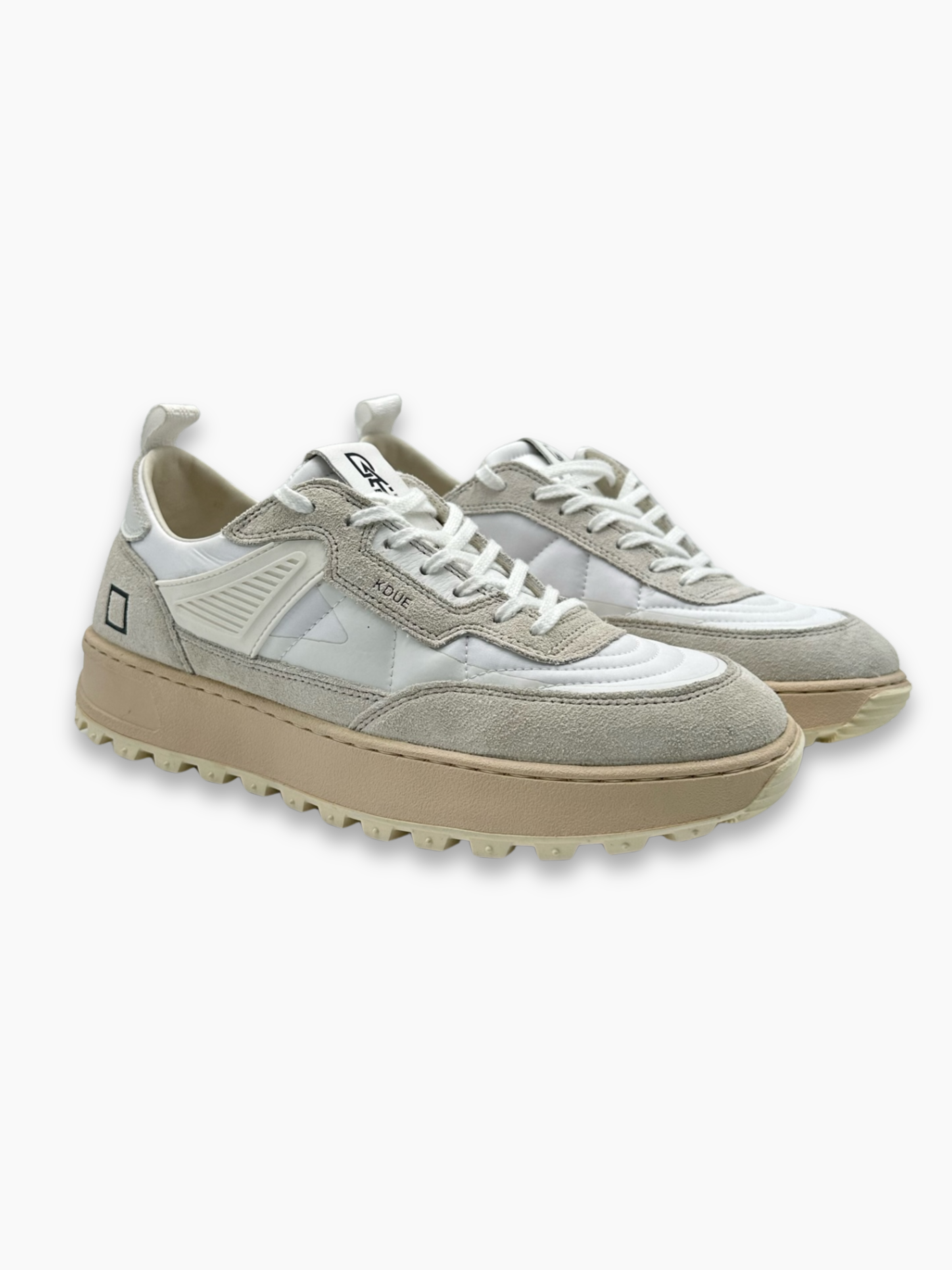 Vista frontale sneakers uomo D.A.T.E. bianche e beige con lacci bianchi