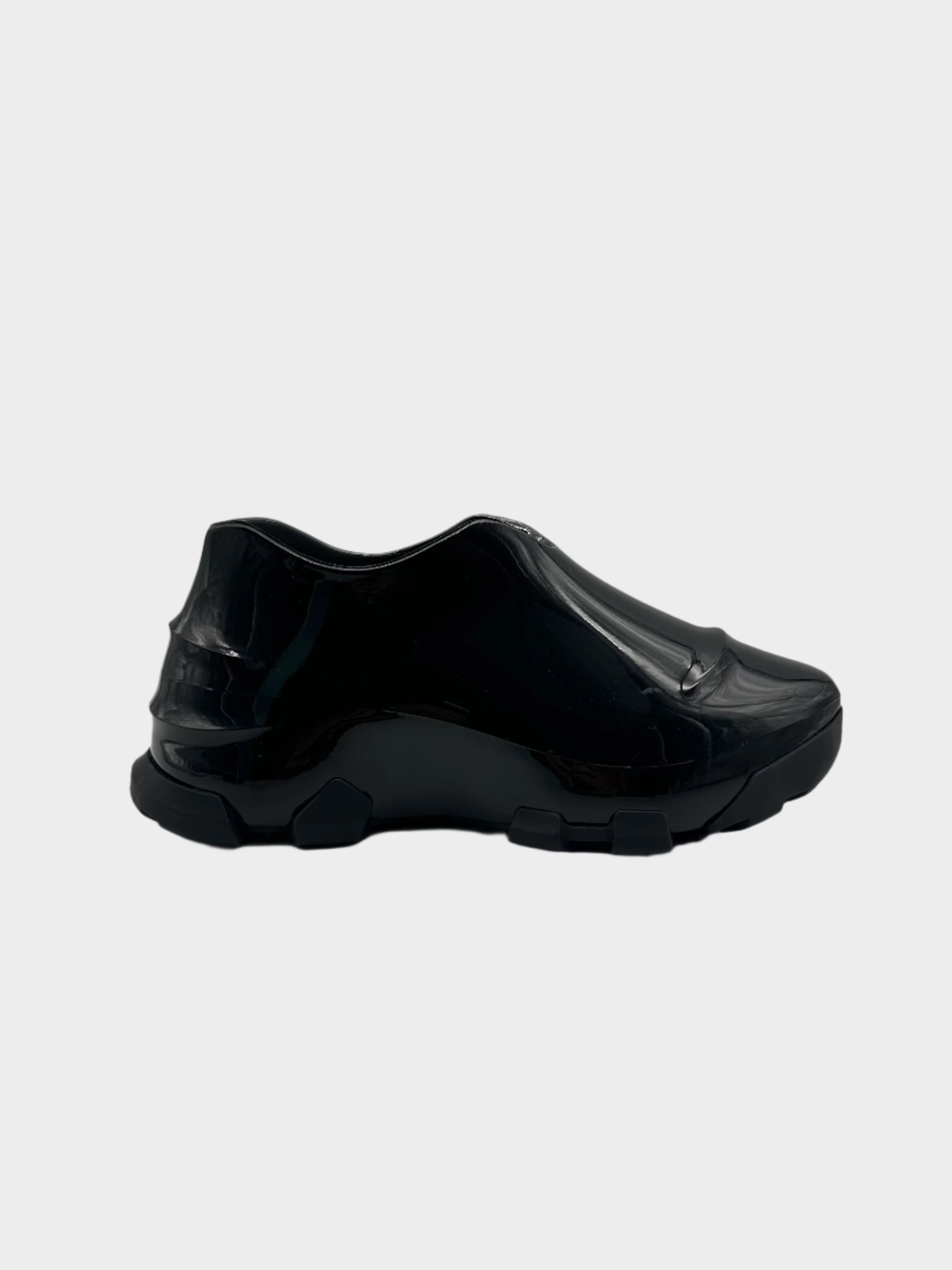 sneakers givenchy nero, monumental mallow, scarpe in gomma givenchy, sneakers futuristiche, calzature fashion givenchy