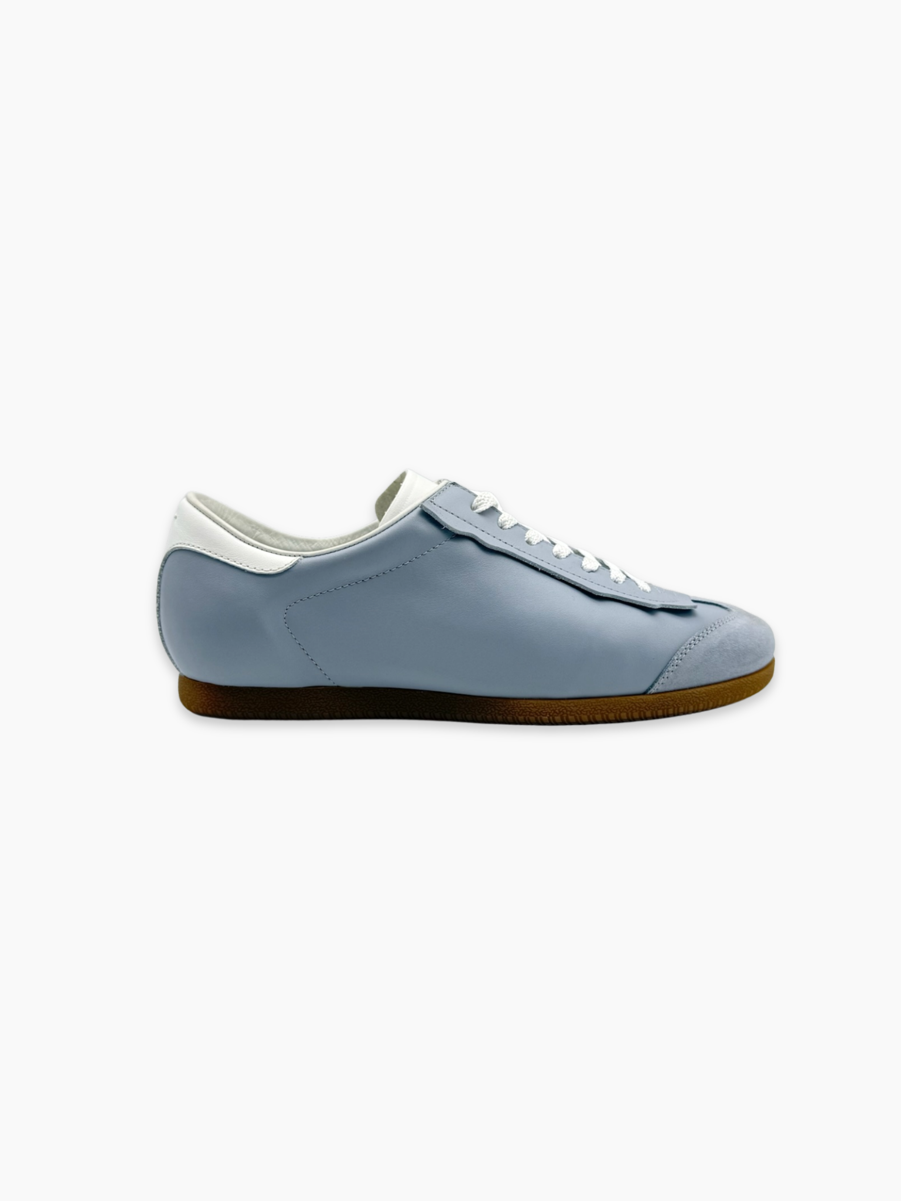 Sneakers Maison Margiela in pelle e suede azzurro chiaro con suola miele viste laterali