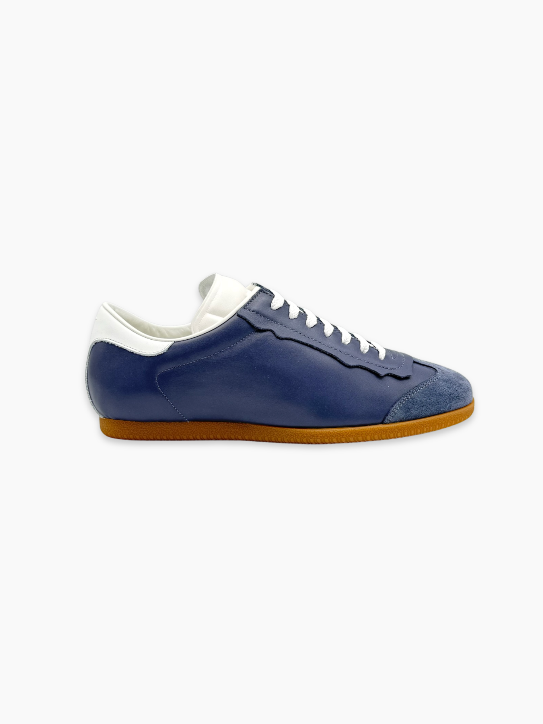 Sneakers Maison Margiela in pelle e suede blu con suola caramello viste laterali