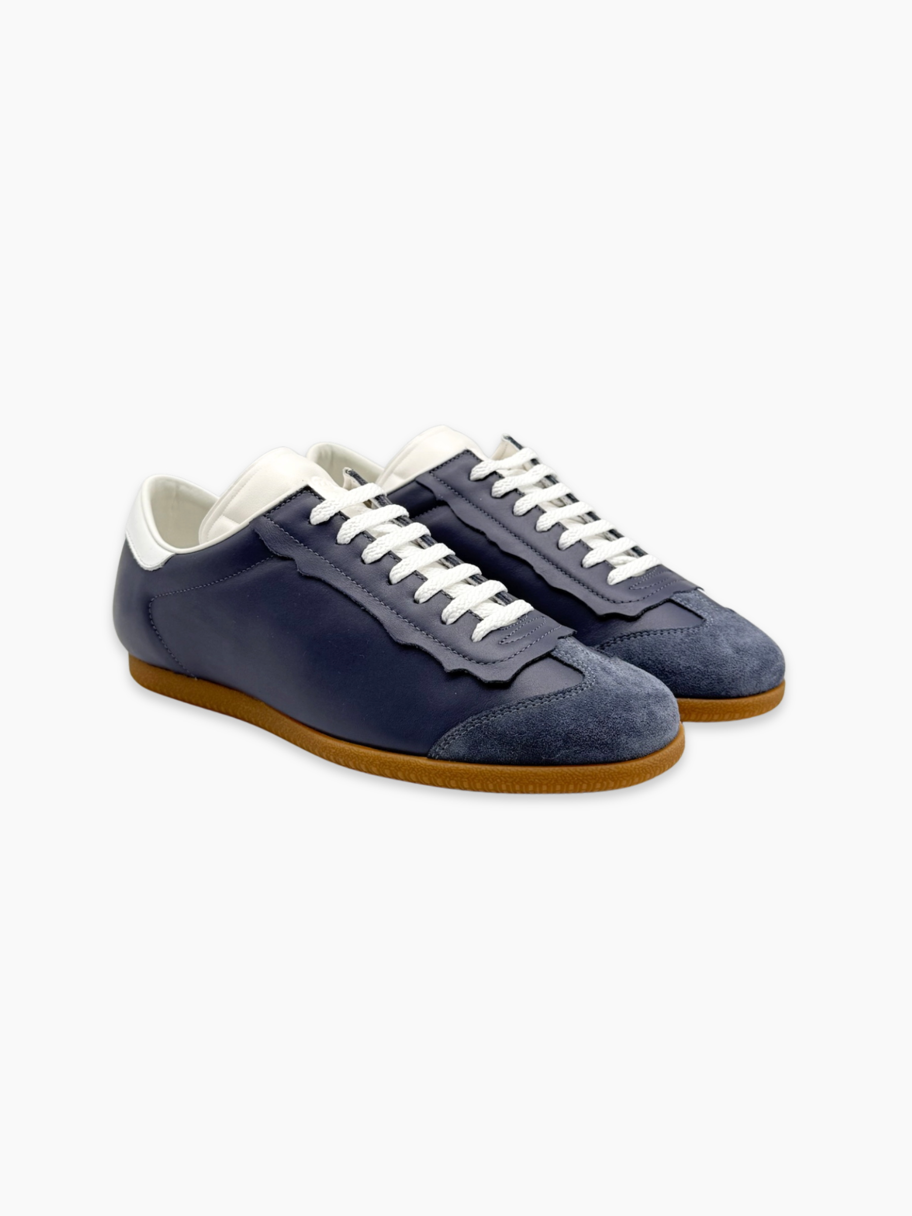 Sneakers Maison Margiela in pelle e suede blu con suola caramello viste laterali