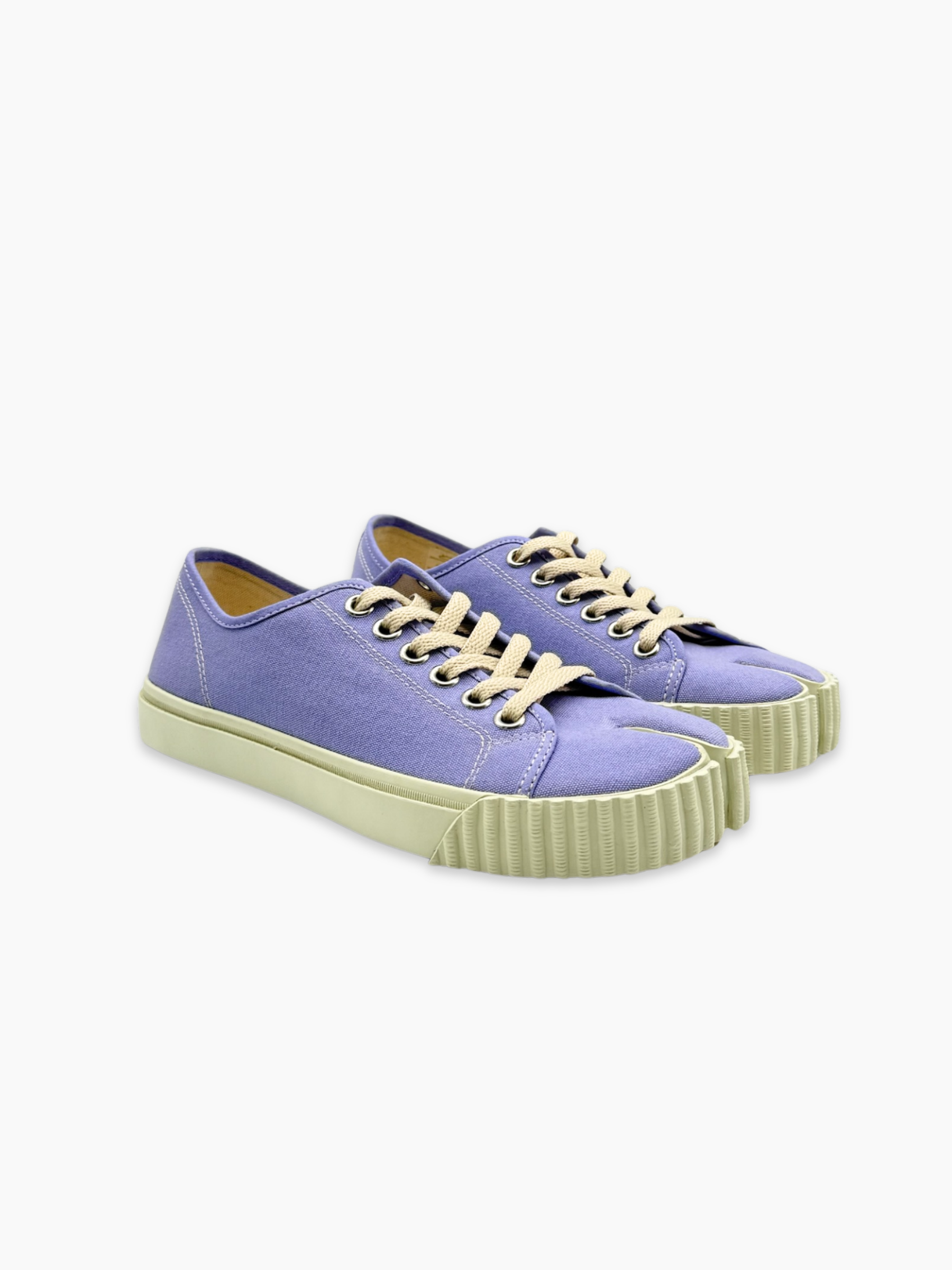 Sneakers Maison Margiela Tabi in tela lilla con suola gommata viste laterali