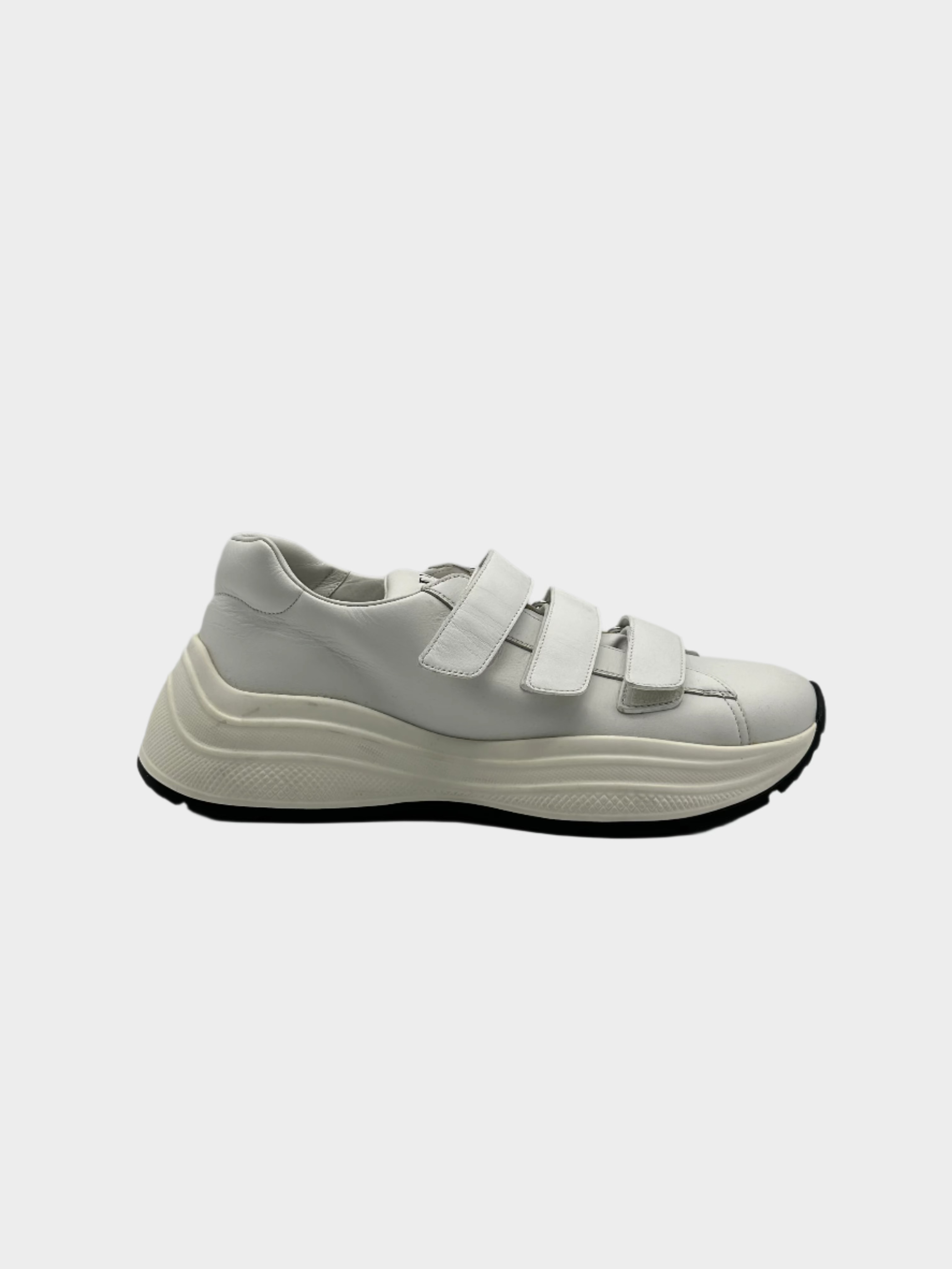 Sneakers Prada bianche con chiusura a strappo e logo su linguetta e suola

