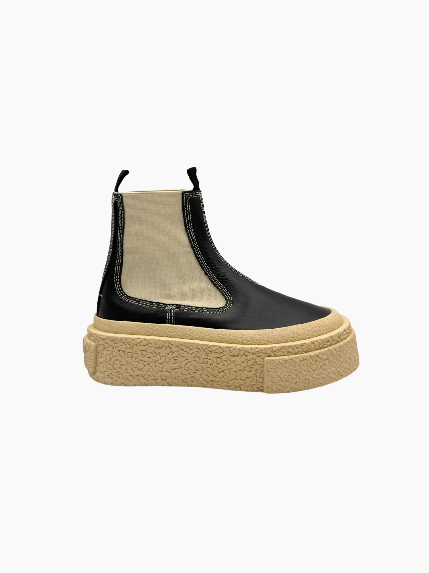 Stivaletti Chelsea Maison Margiela bicolore con suola chunky visti angolazione laterale