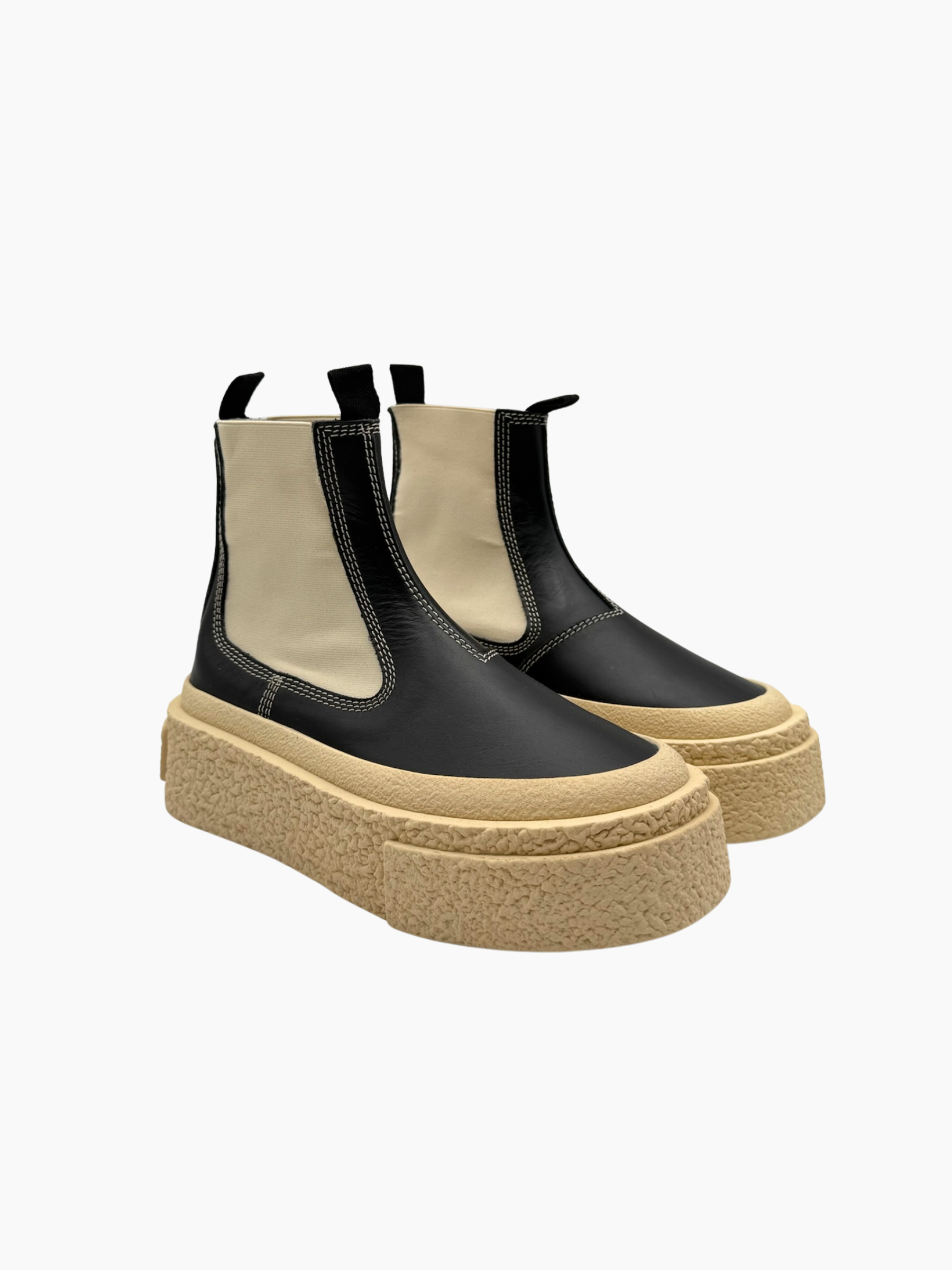 Stivaletti Chelsea Maison Margiela bicolore con suola chunky visti angolazione laterale