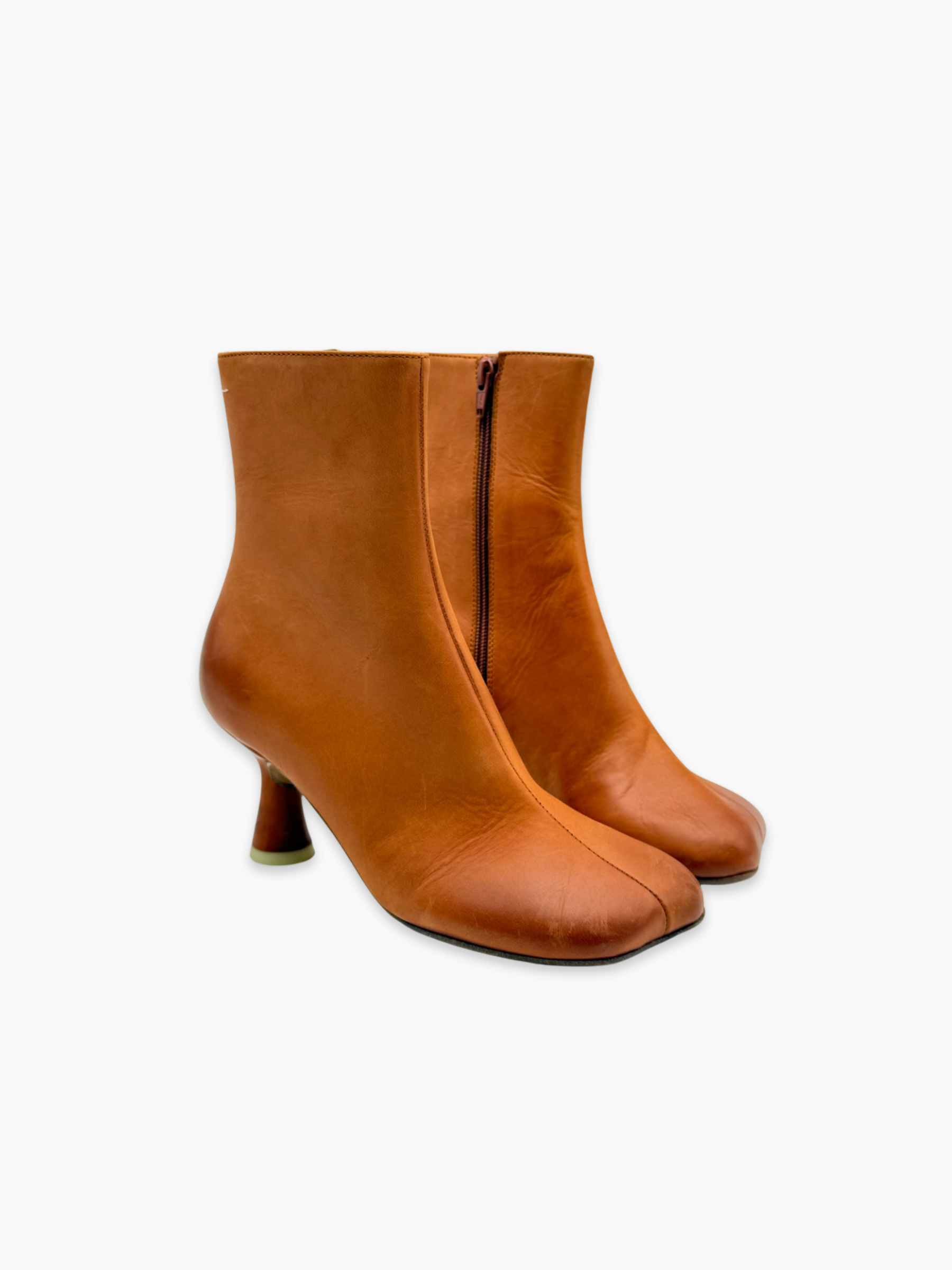 Stivaletti Maison Margiela in pelle liscia color tabacco con tacco sottile e zip laterale vista laterale