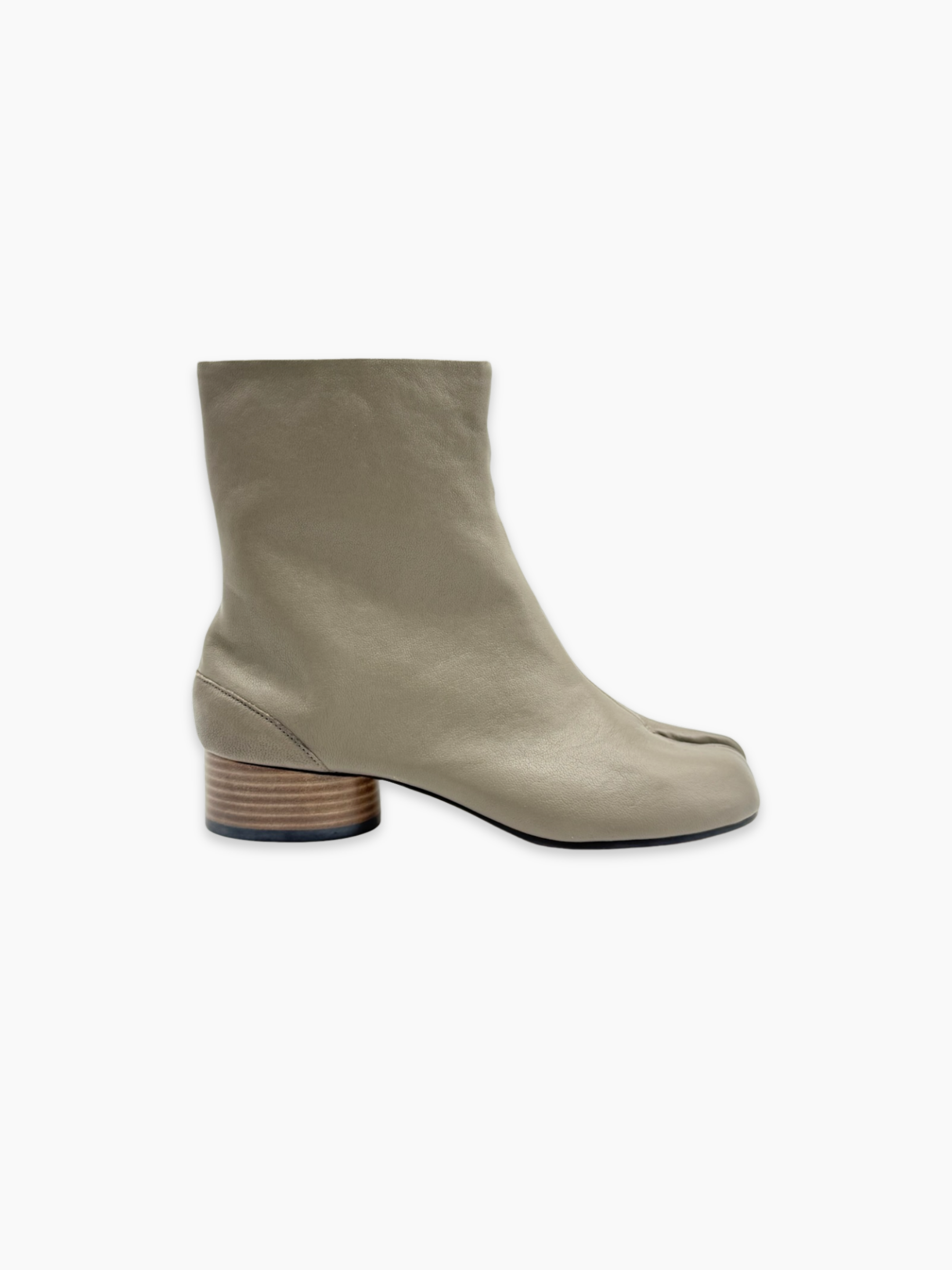 Stivaletti Maison Margiela Tabi in pelle grigia con tacco basso in legno visti laterali