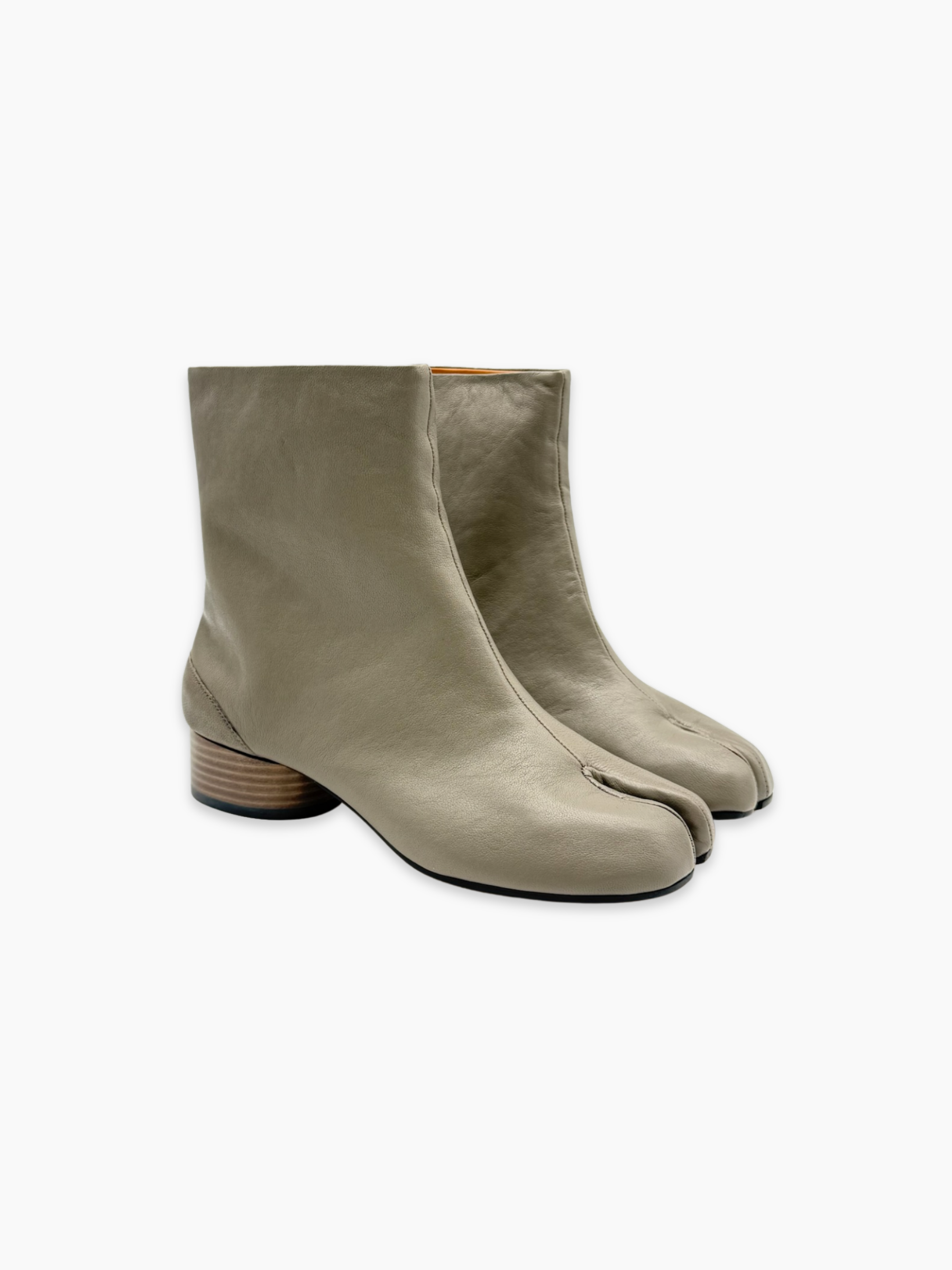 Stivaletti Maison Margiela Tabi in pelle grigia con tacco basso in legno visti laterali