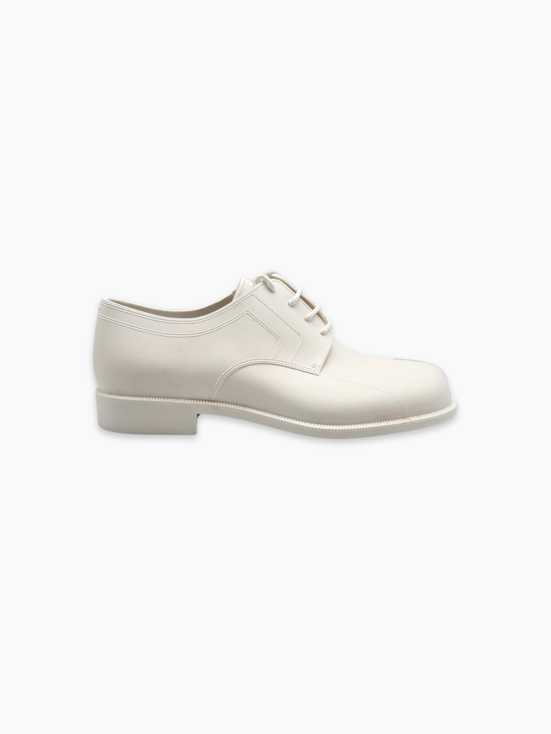 Stringata bianca Maison Margiela con punta Tabi vista laterale