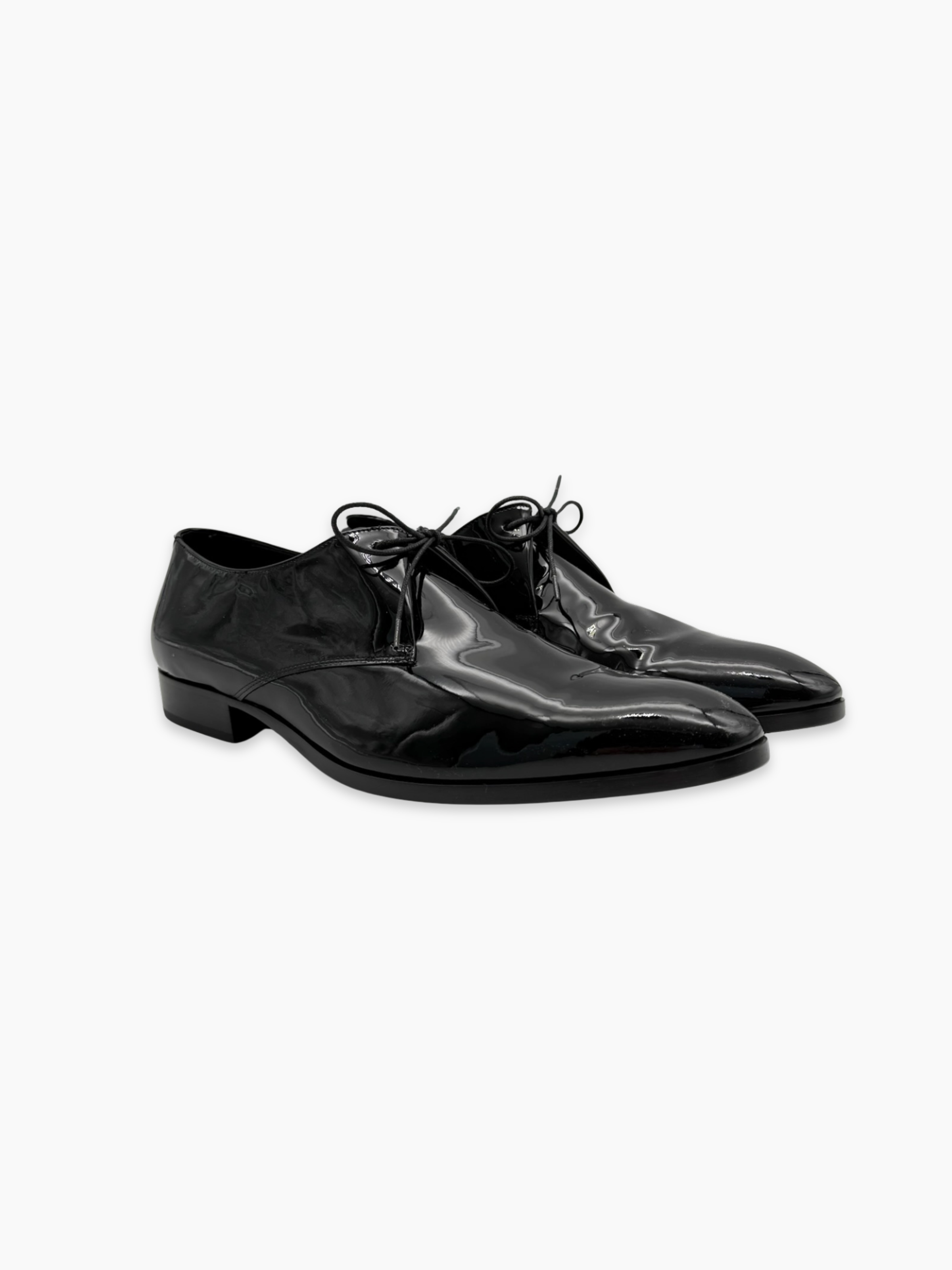 Scarpe stringate Saint Laurent in vernice nera lucida viste laterali
