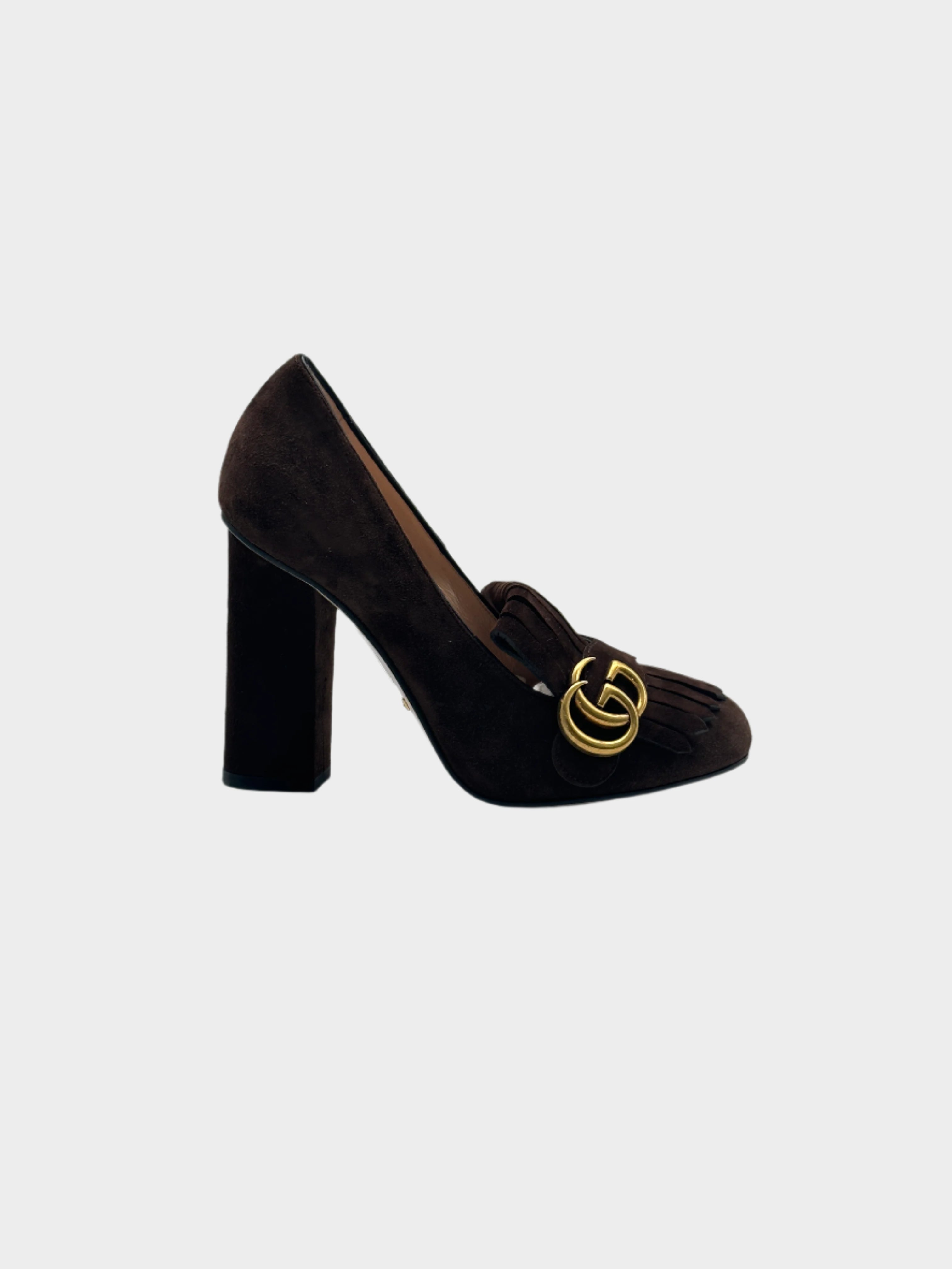 Suede Marmont Heels in pelle scamosciata con punta squadrata, frange, logo metallico e tacco a blocco da 10 cm.