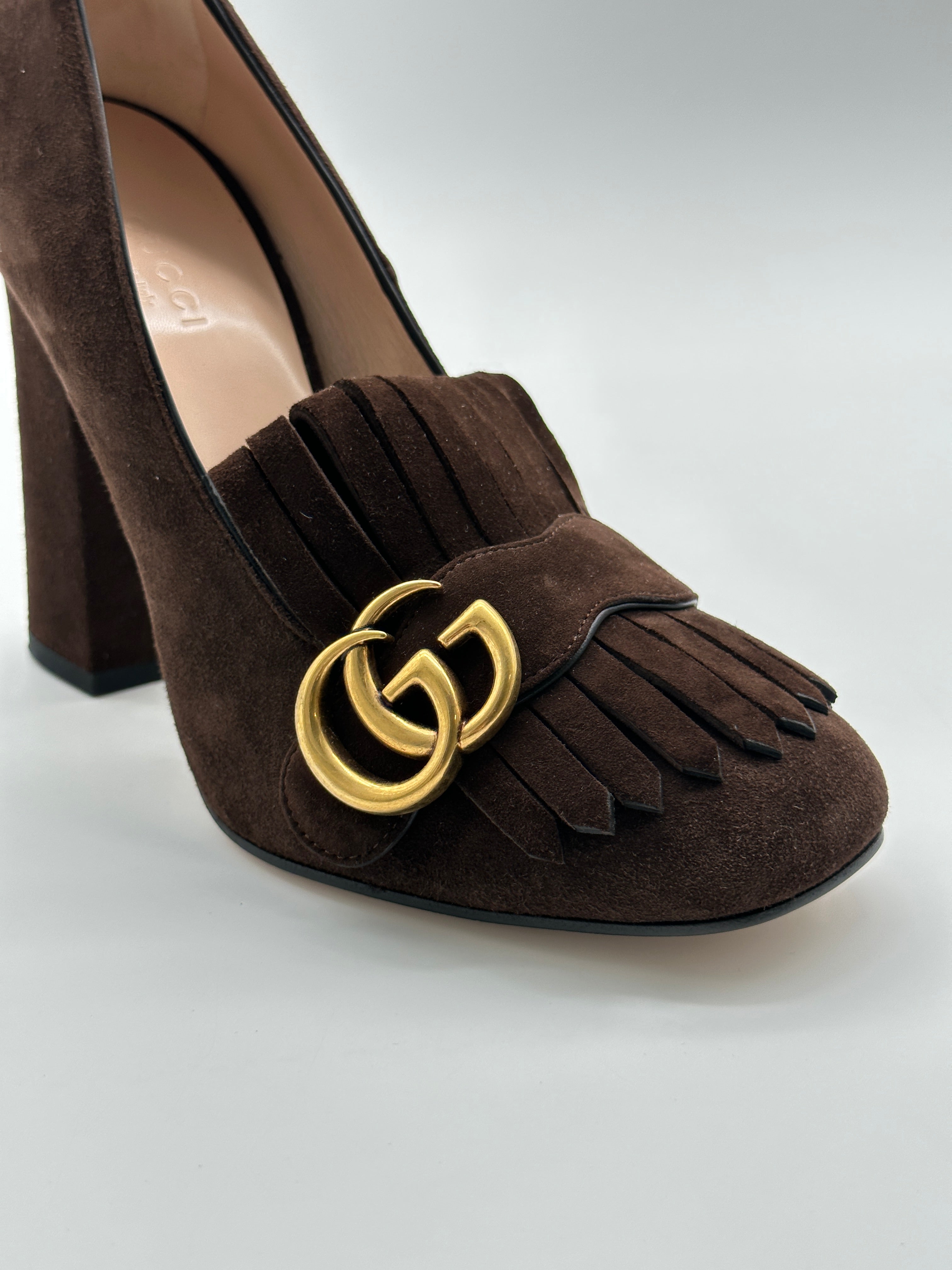 Suede Marmont Heels in pelle scamosciata con punta squadrata, frange, logo metallico e tacco a blocco da 10 cm.