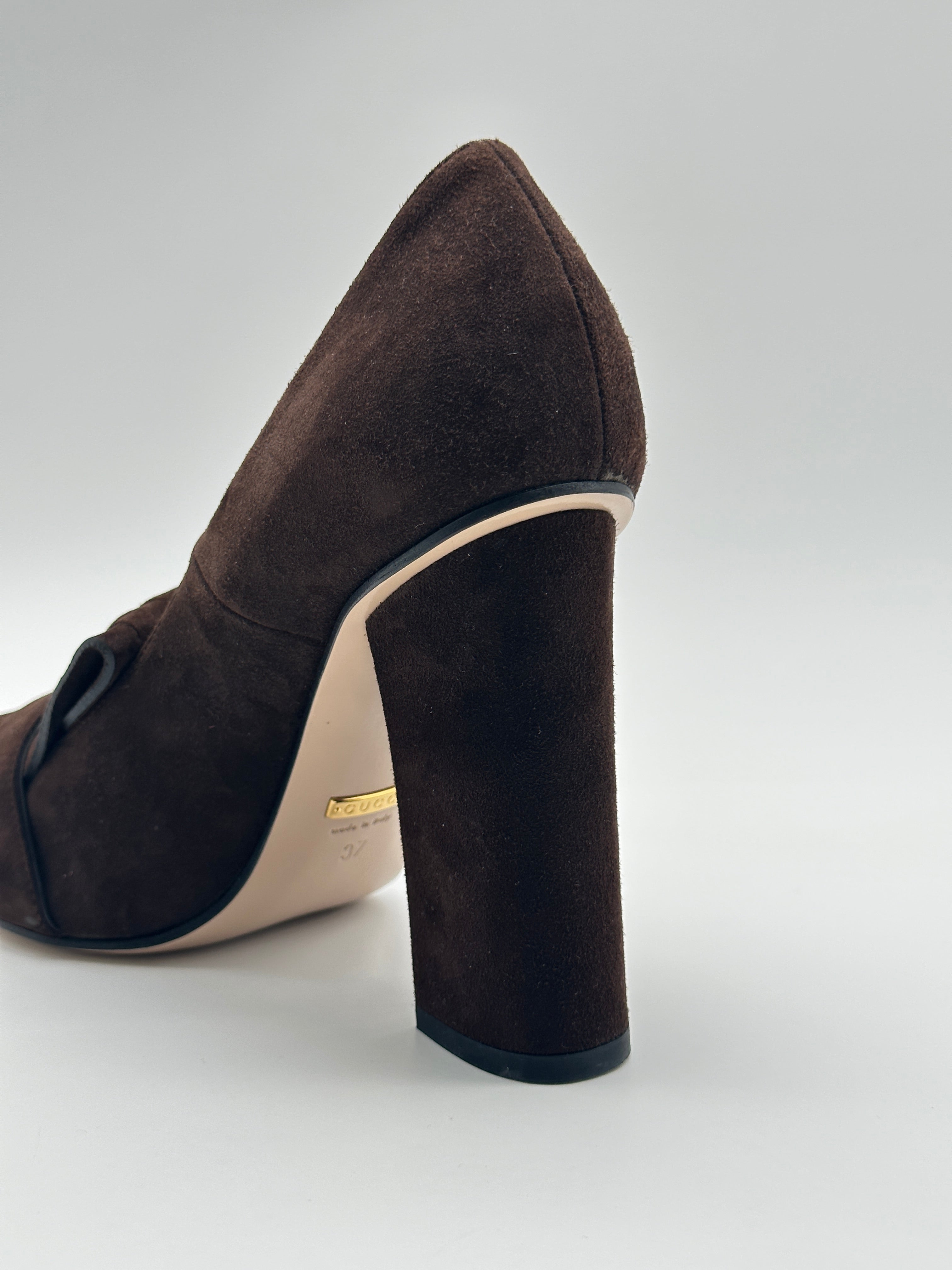 Suede Marmont Heels in pelle scamosciata con punta squadrata, frange, logo metallico e tacco a blocco da 10 cm.