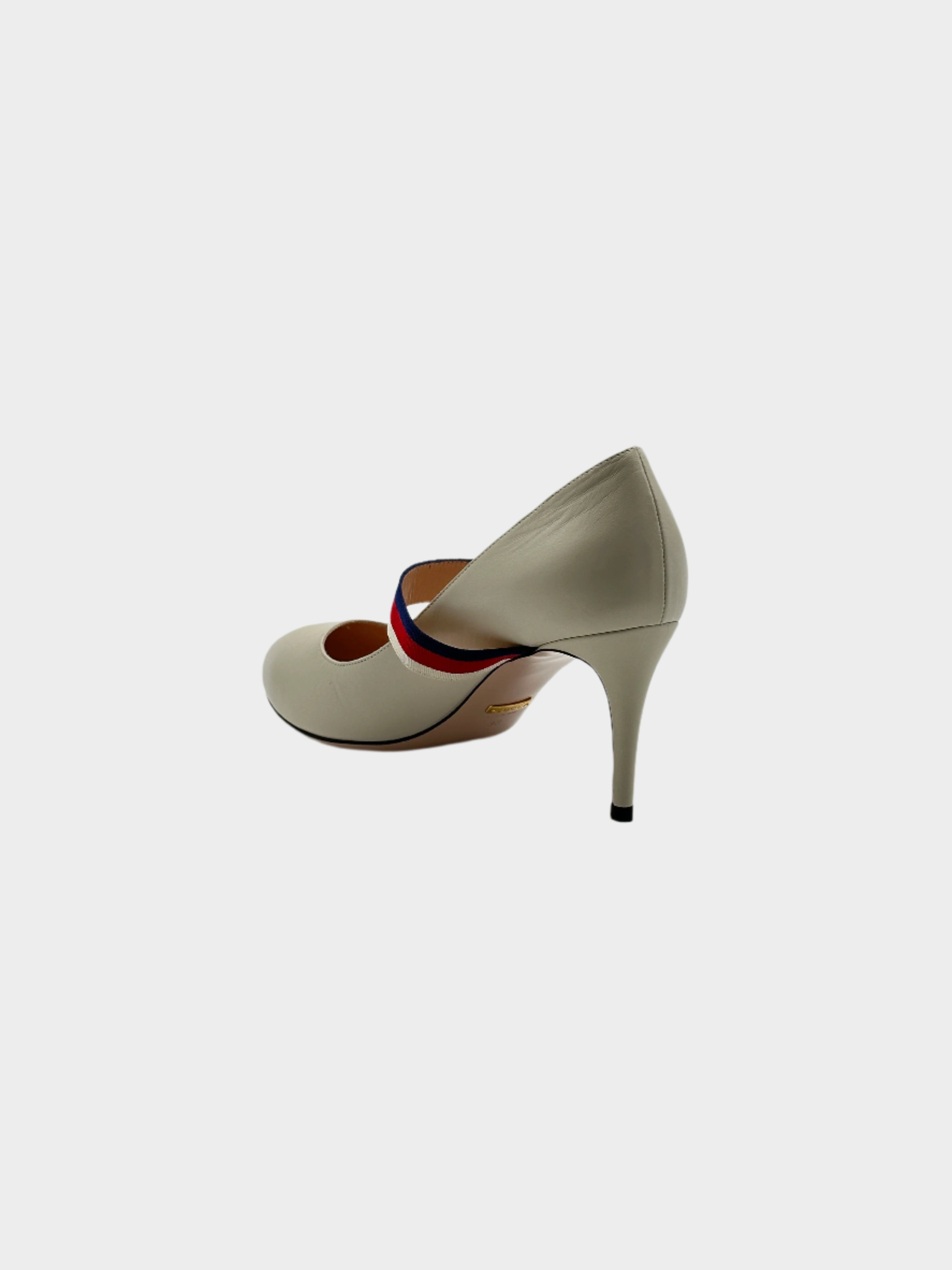 Sylvie Mary Jane Pump con punta affusolata, cinturino regolabile alla caviglia e tacco a spillo da 8 cm. Eleganza e raffinatezza.