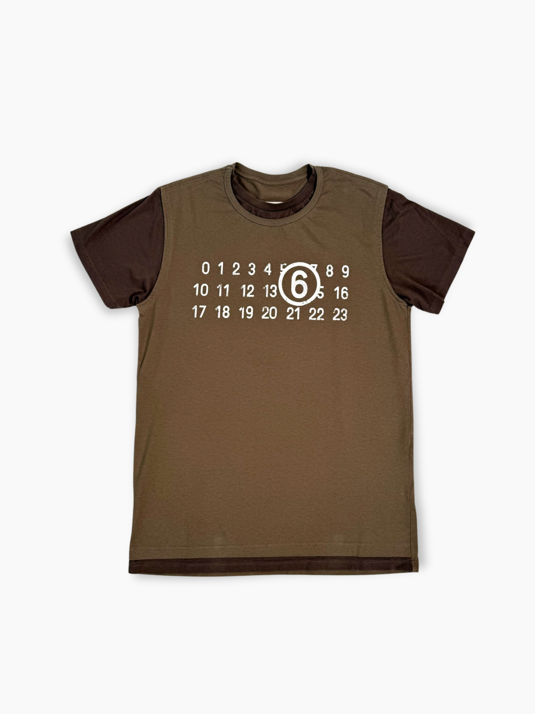 T-shirt marrone Maison Margiela MM6 con logo numerico bianco sul fronte