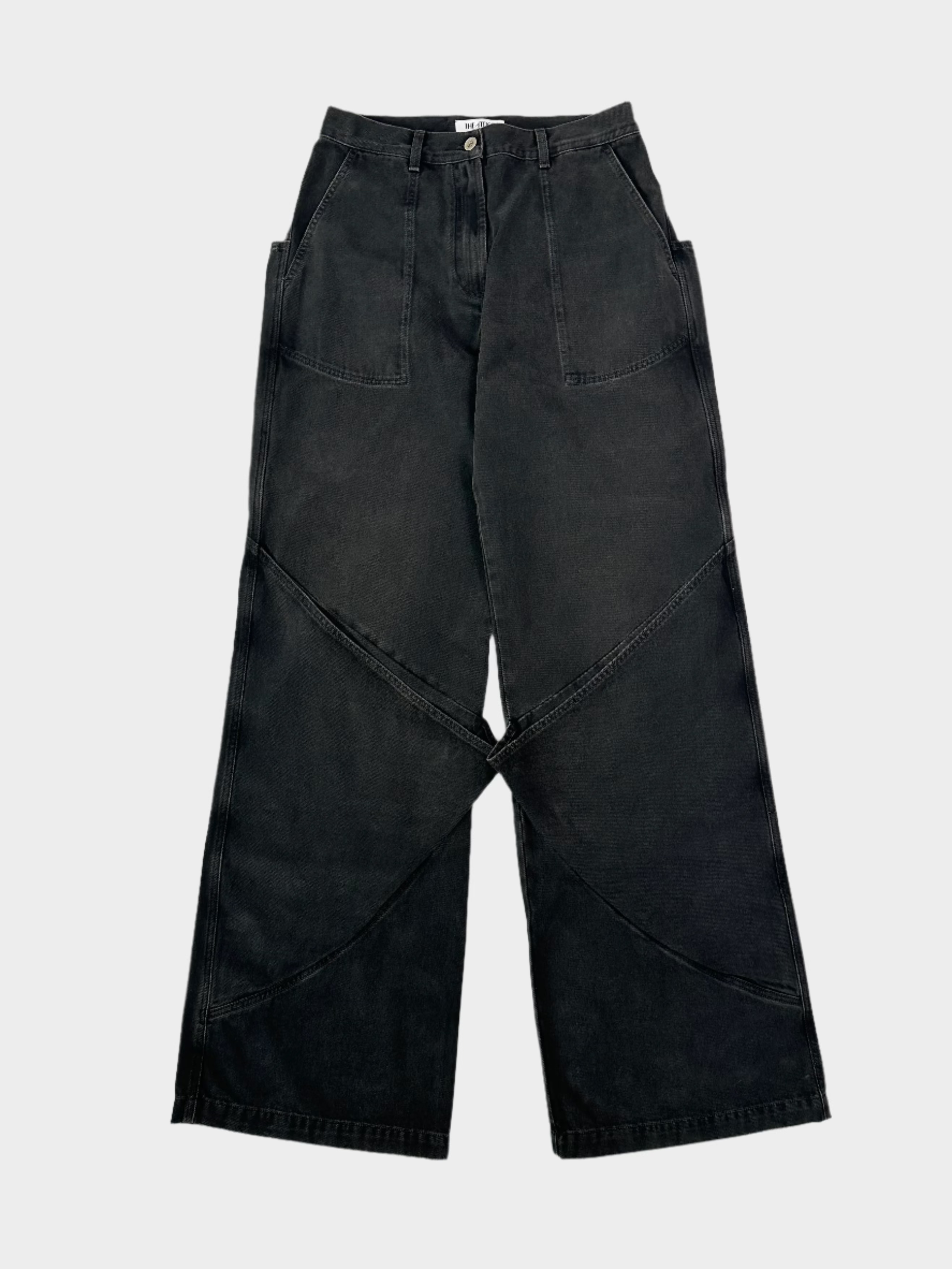 Vista frontale dei jeans The Attico neri con cuciture curve

