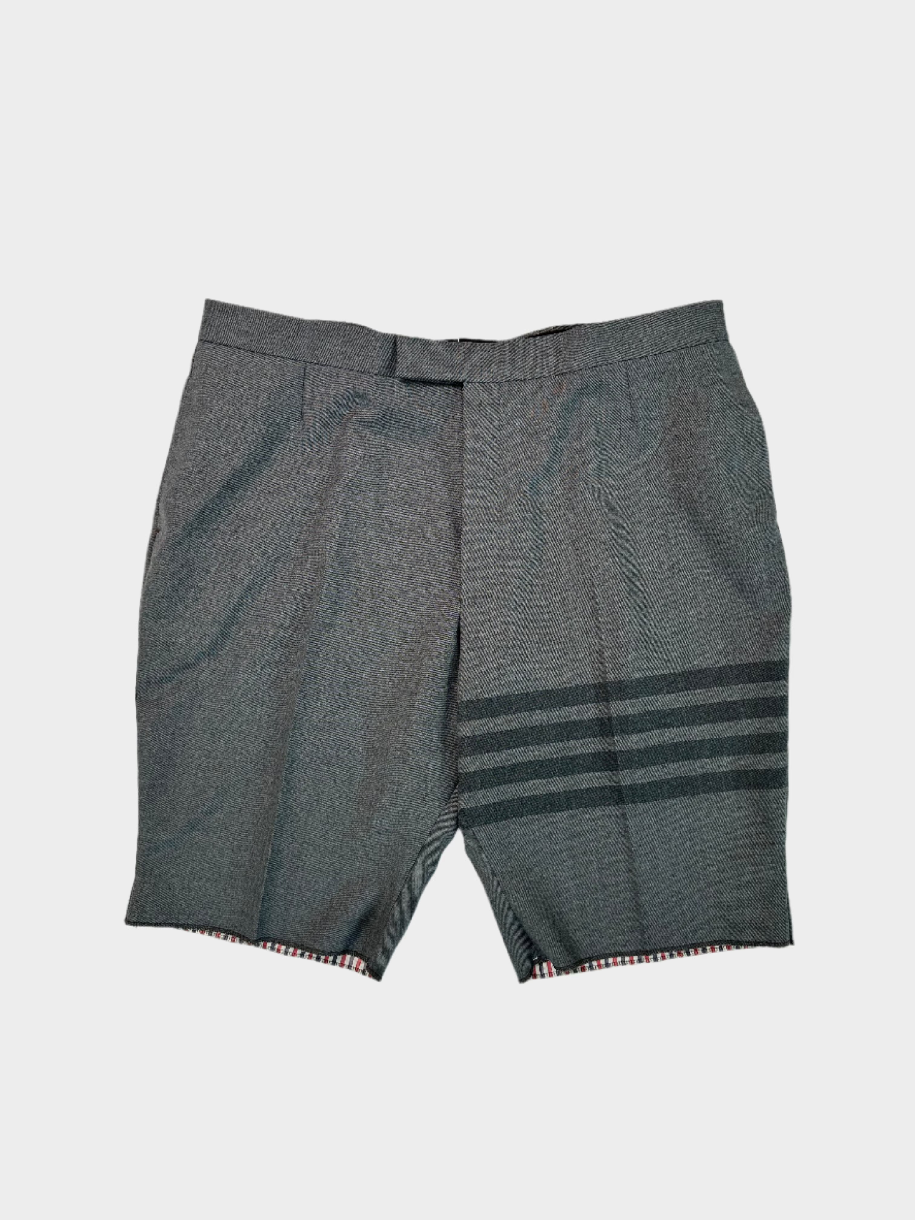 Thom Browne, shorts grigi, righe tono su tono, pantaloncini uomo, moda uomo, essenziale