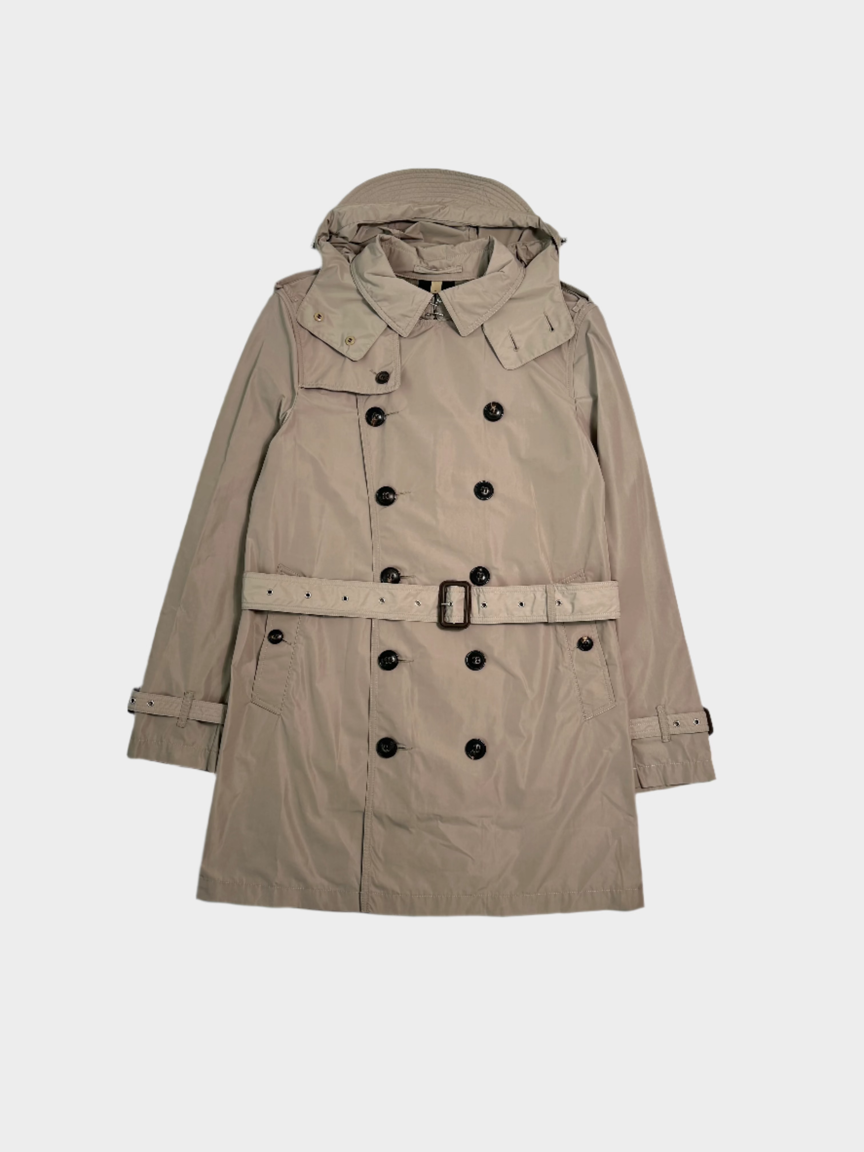 Vista frontale del trench doppiopetto beige con cintura e cappuccio