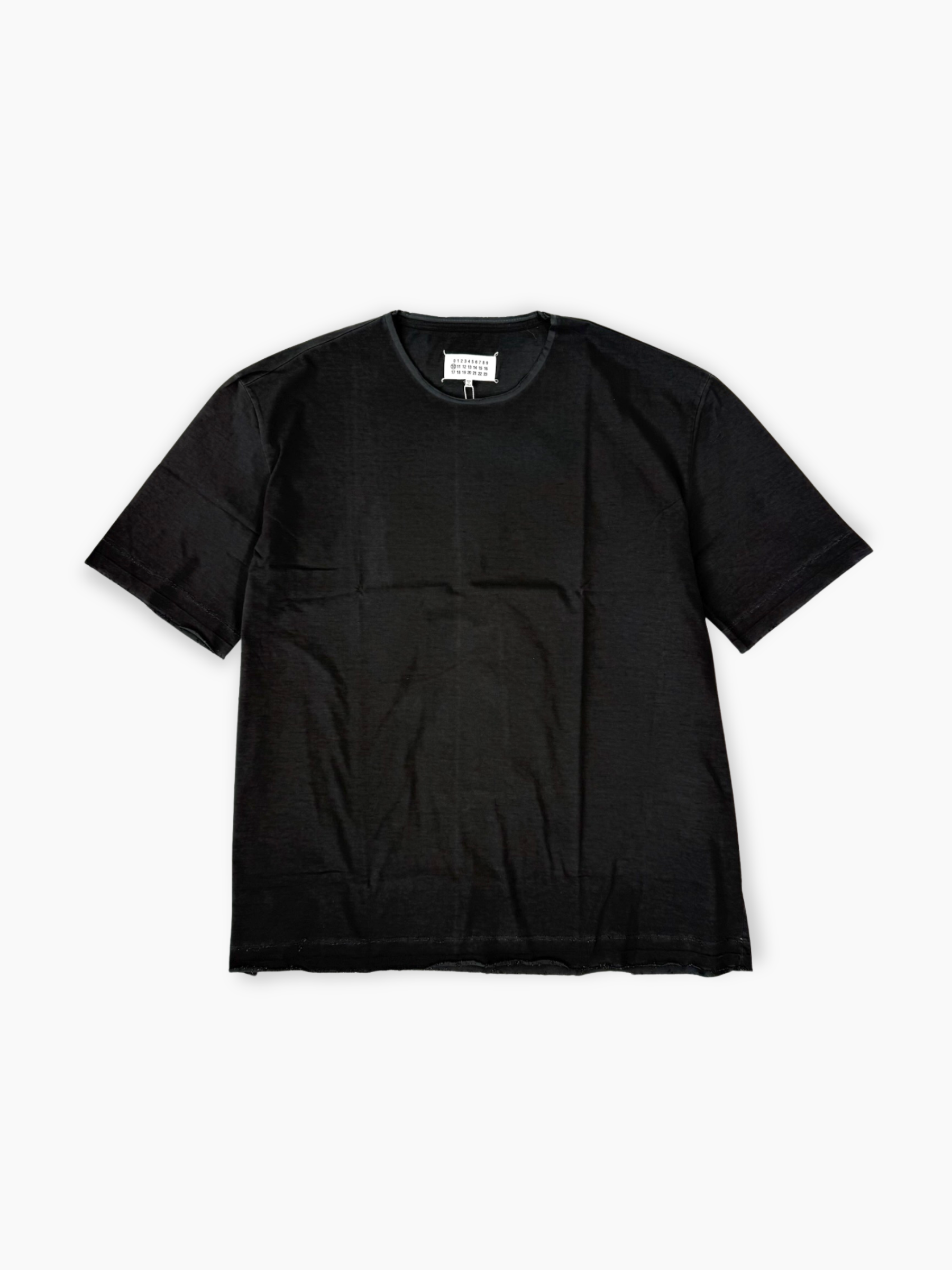 T-shirt nera Maison Margiela con orlo a taglio vivo vista frontale