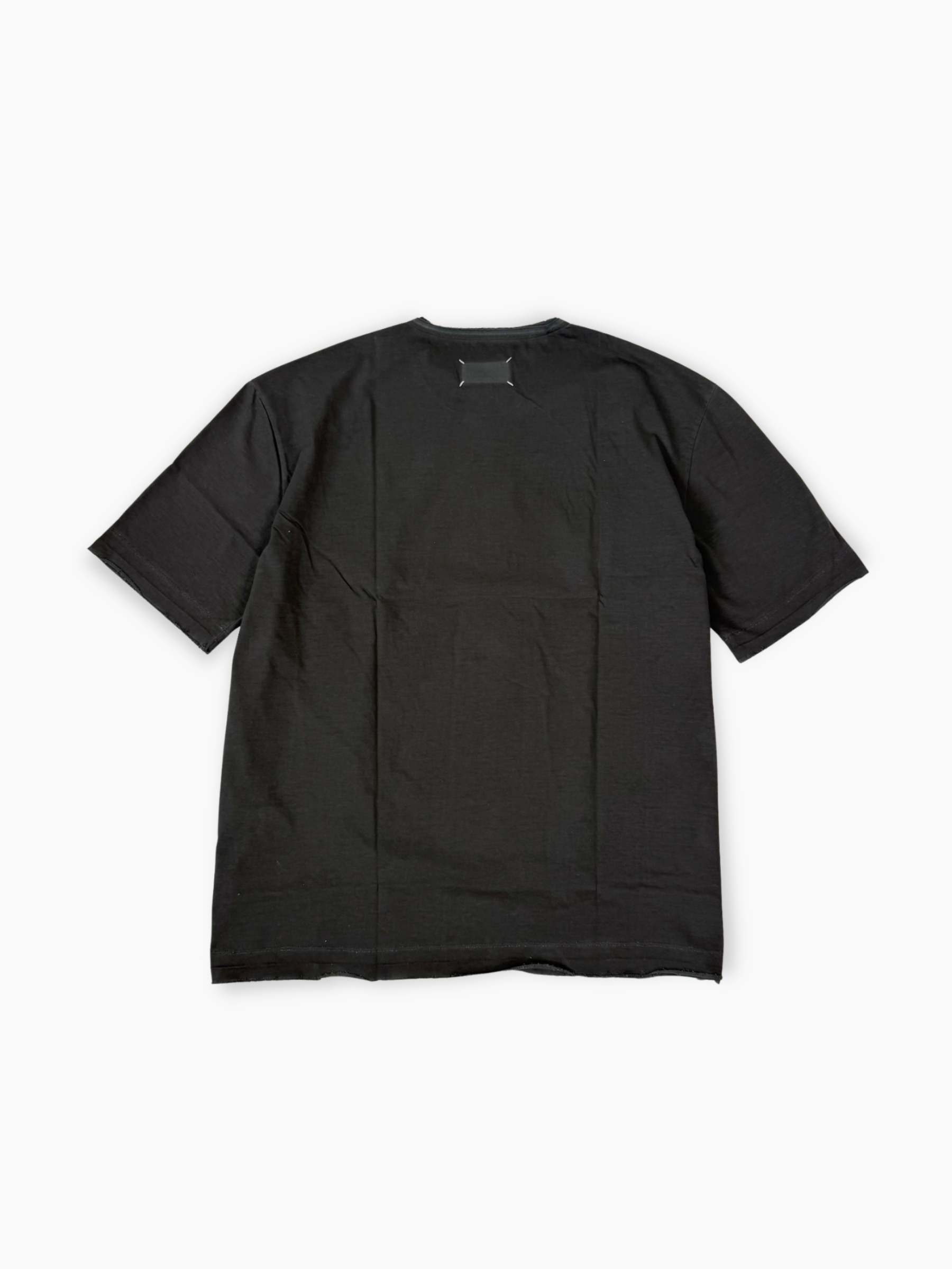 T-shirt nera Maison Margiela con etichetta bianca vista retro