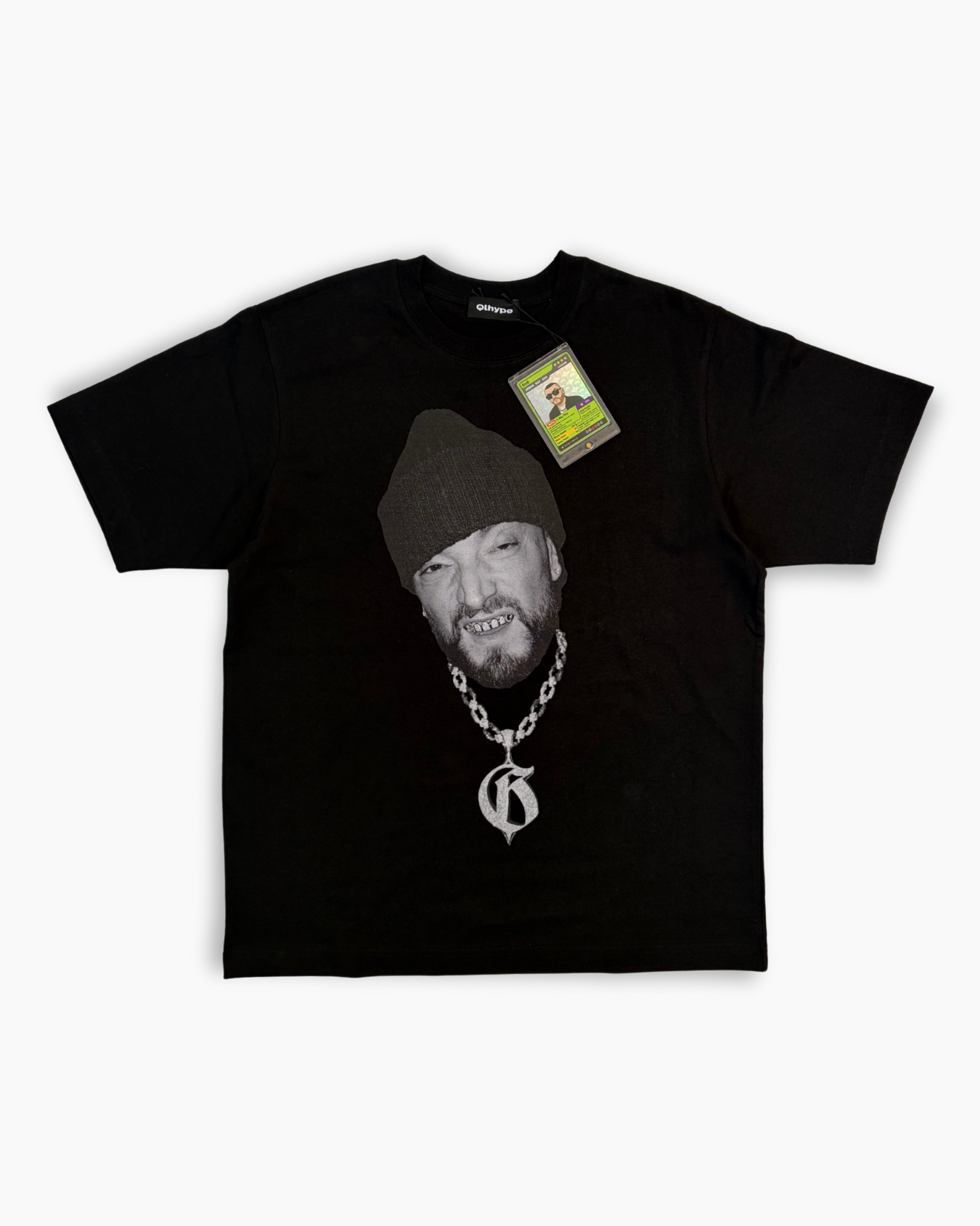 T-shirt nera Qlhype x Guè con stampa ritratto frontale