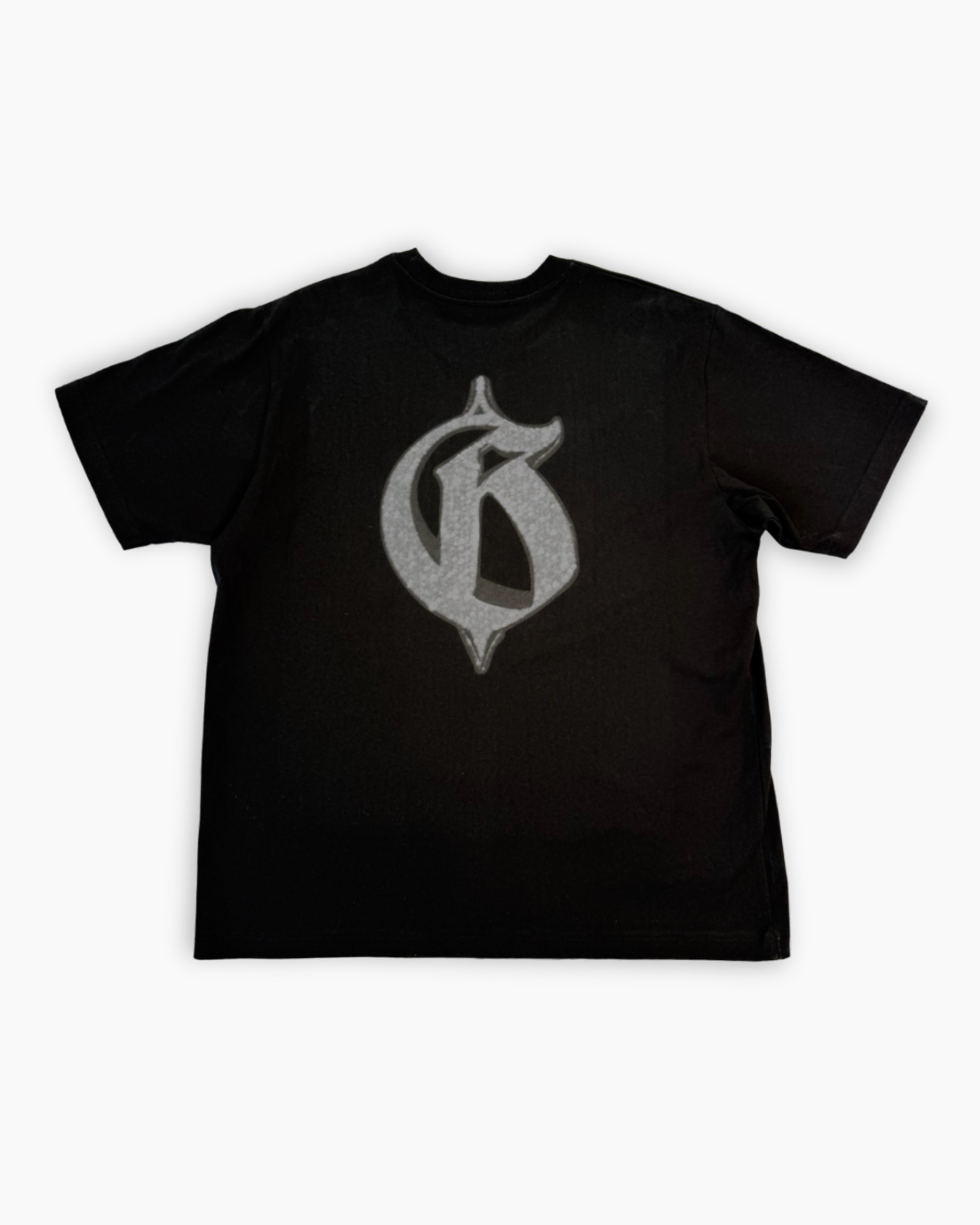 T-shirt nera Qlhype x Guè con logo G stampato sul retro