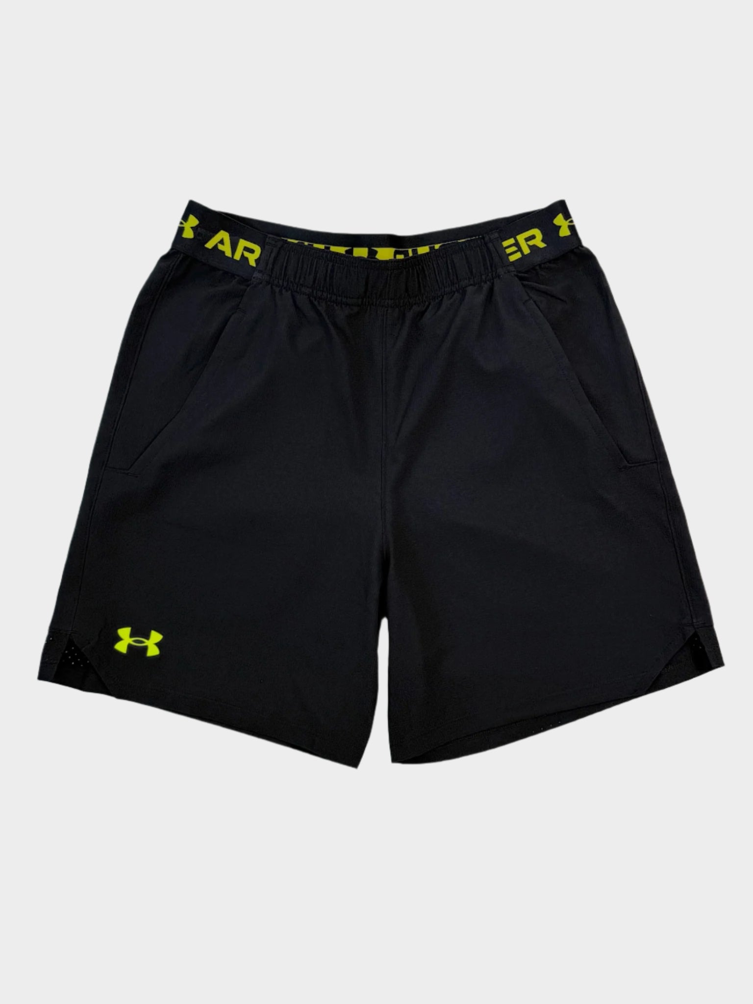 Pantaloncini Under Armour Vanish Woven 6in neri con vita elasticizzata e logo giallo vista frontale