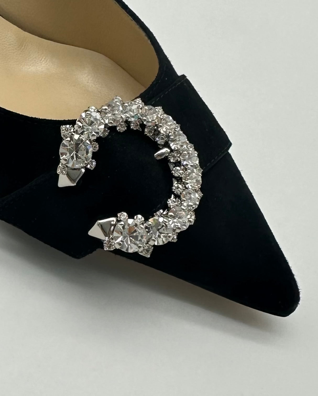 Velvet Crystals Pumps in velluto con punta affusolata, buckle con cristalli e tacco a stiletto da 6 cm.