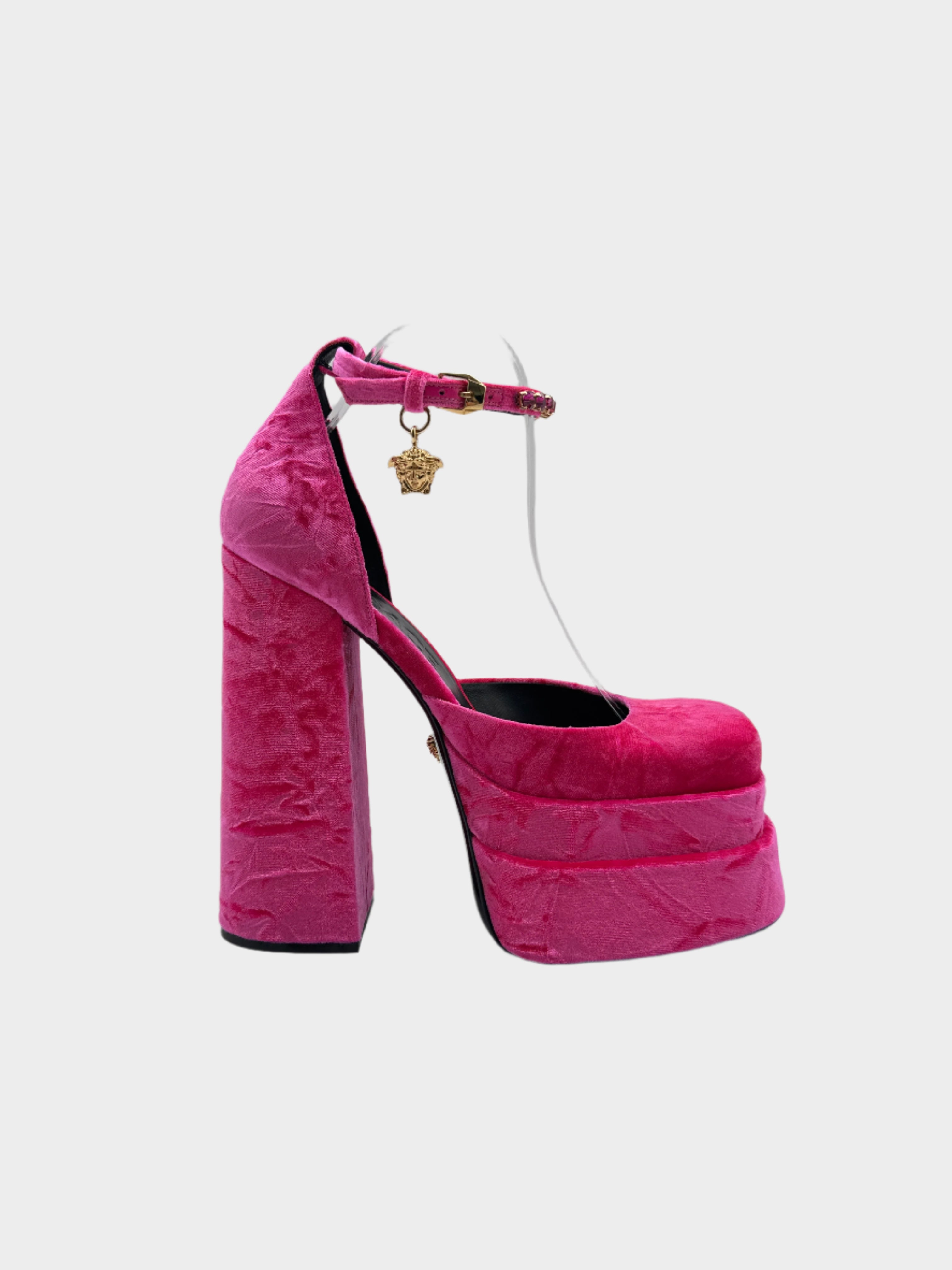 Vista laterale delle décolleté Versace in velluto fucsia con tacco largo e plateau