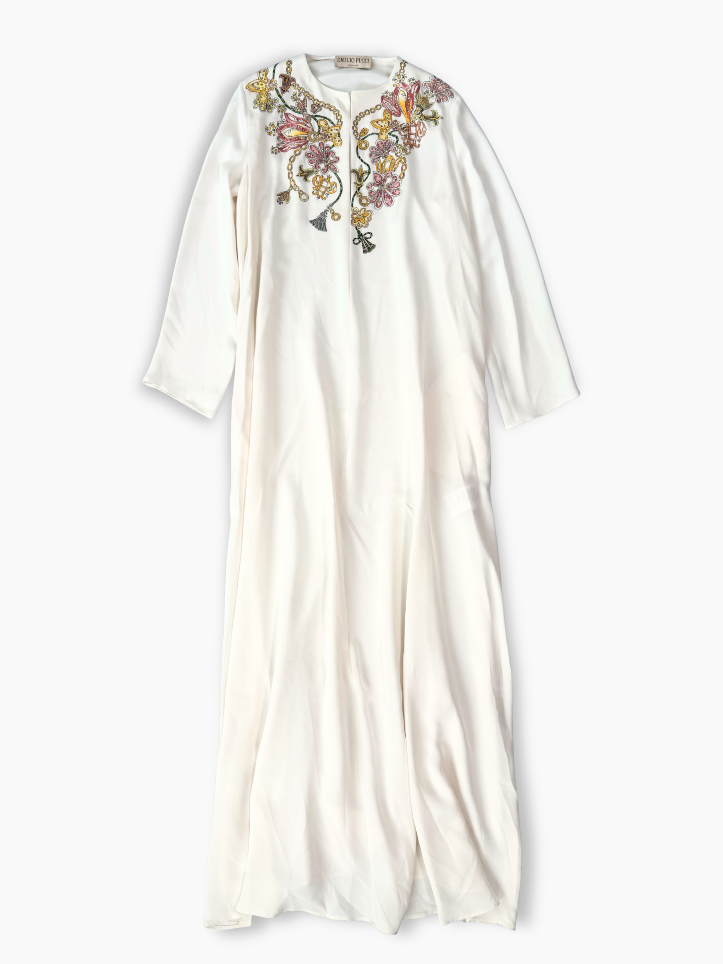 Vestito bianco lungo elegante con ricami floreali colorati sullo scollo