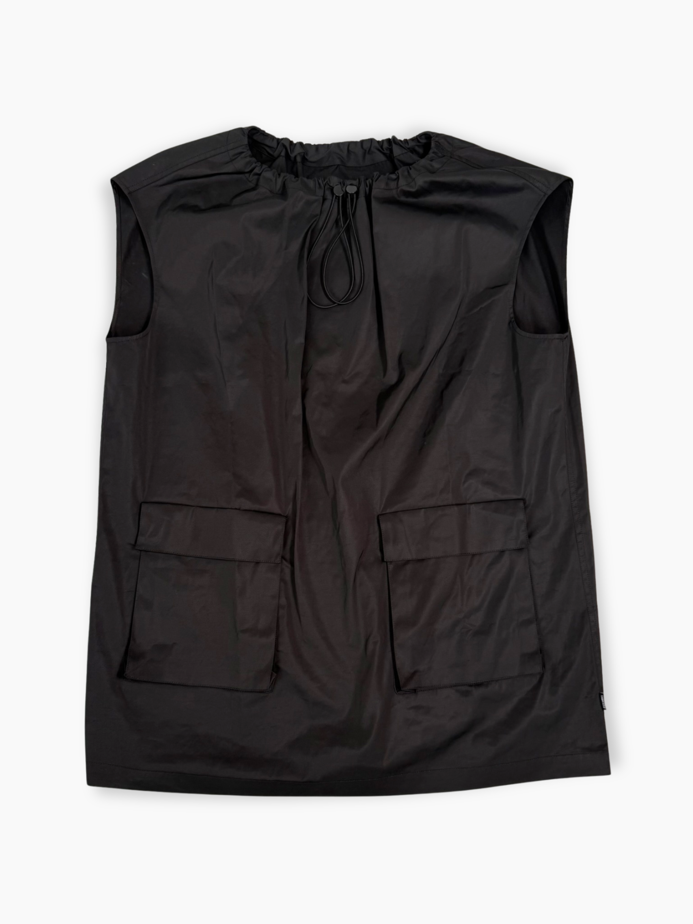 Vestito nero senza maniche MM6 Maison Margiela con coulisse al collo e tasche cargo frontali