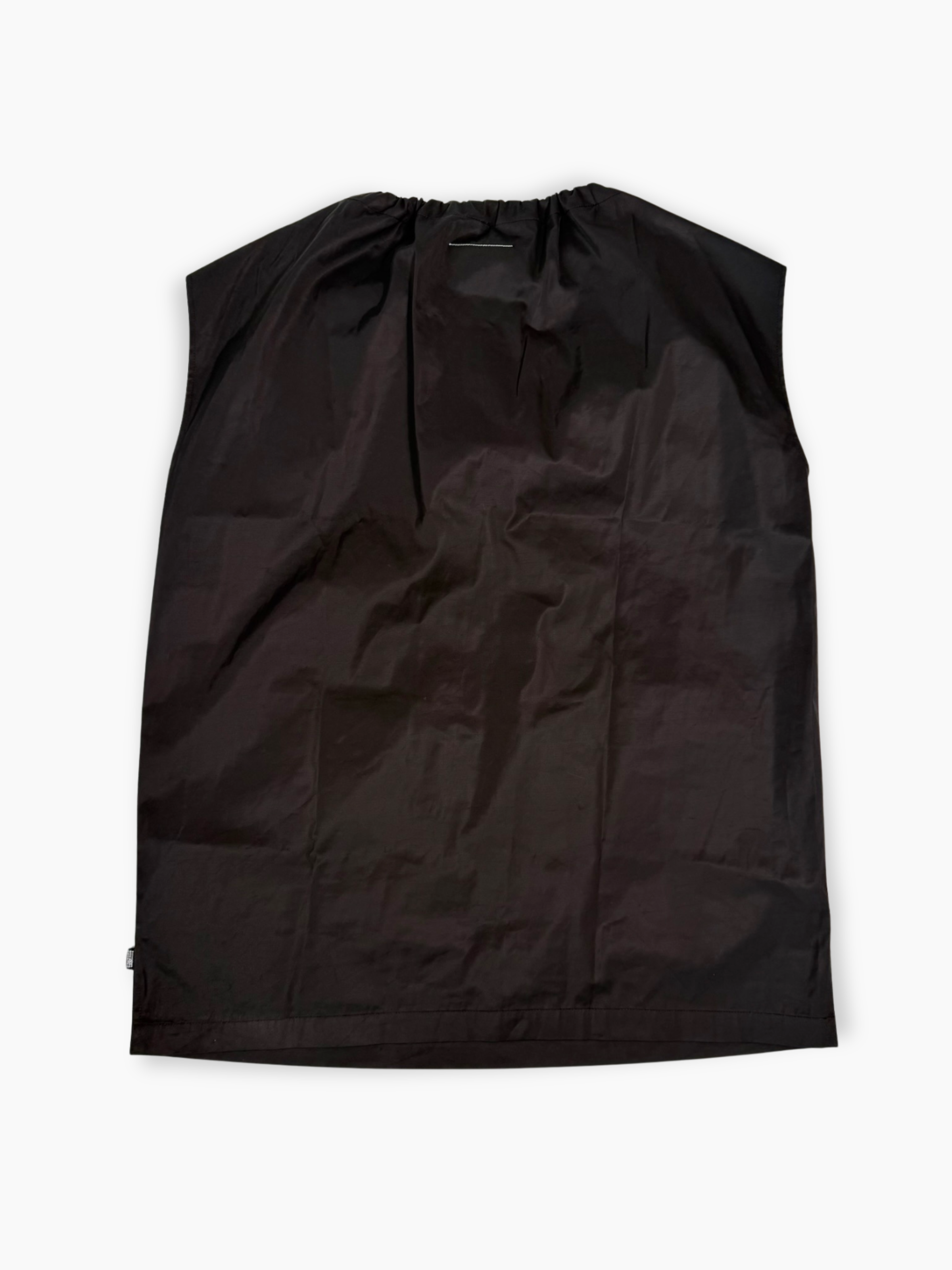 Vestito nero senza maniche MM6 Maison Margiela con coulisse al collo e tasche cargo frontali