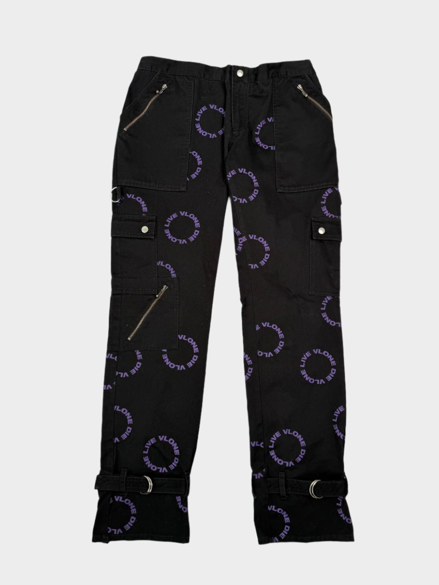pantaloni Vlone, pantaloni cargo neri, streetwear Vlone, pantaloni stampa viola, pantaloni utility uomo