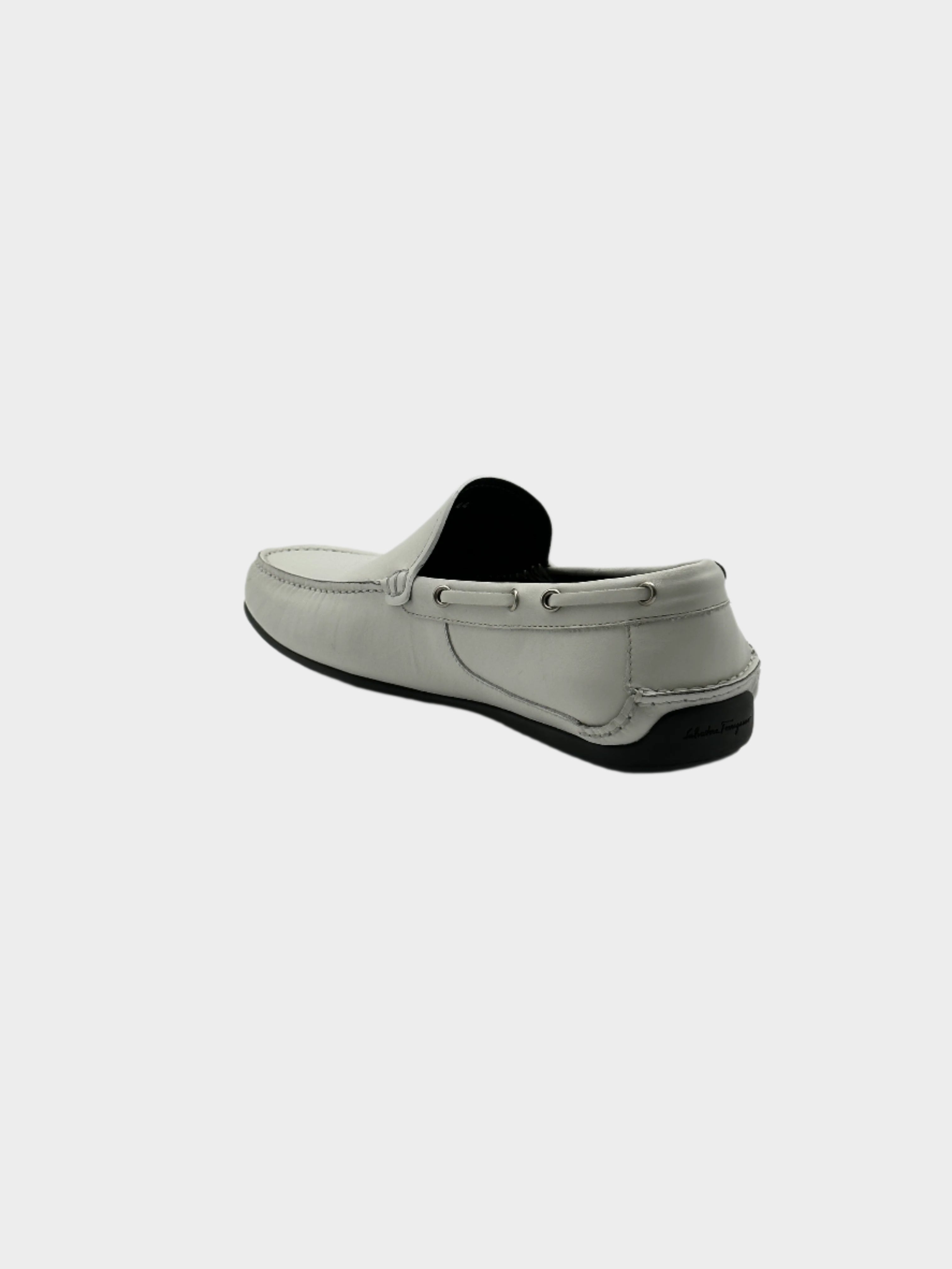 White Leather Loafers con punta tonda, design slide-on e suola in gomma. Eleganza monocromatica e comfort.