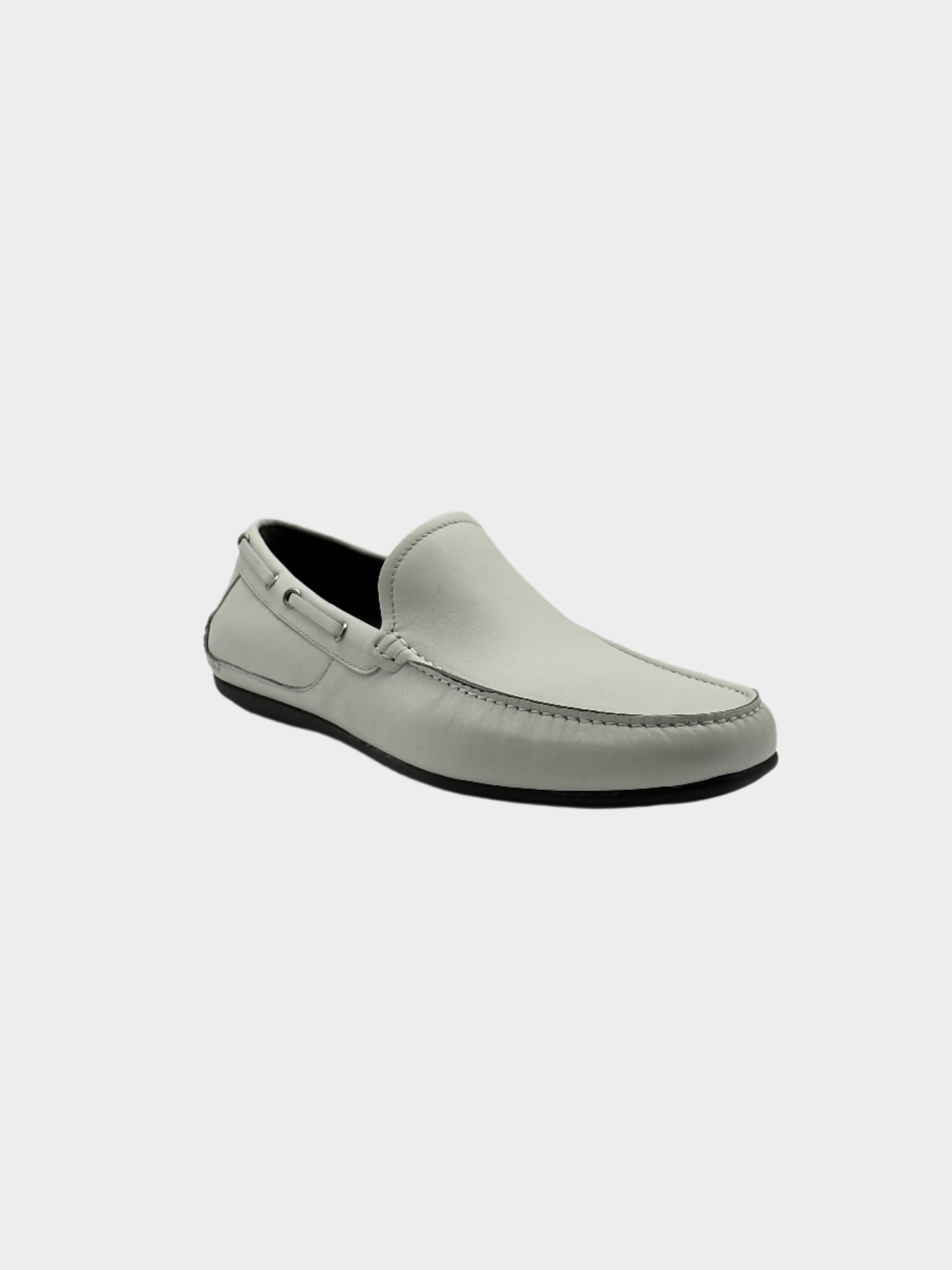 White Leather Loafers con punta tonda, design slide-on e suola in gomma. Eleganza monocromatica e comfort.