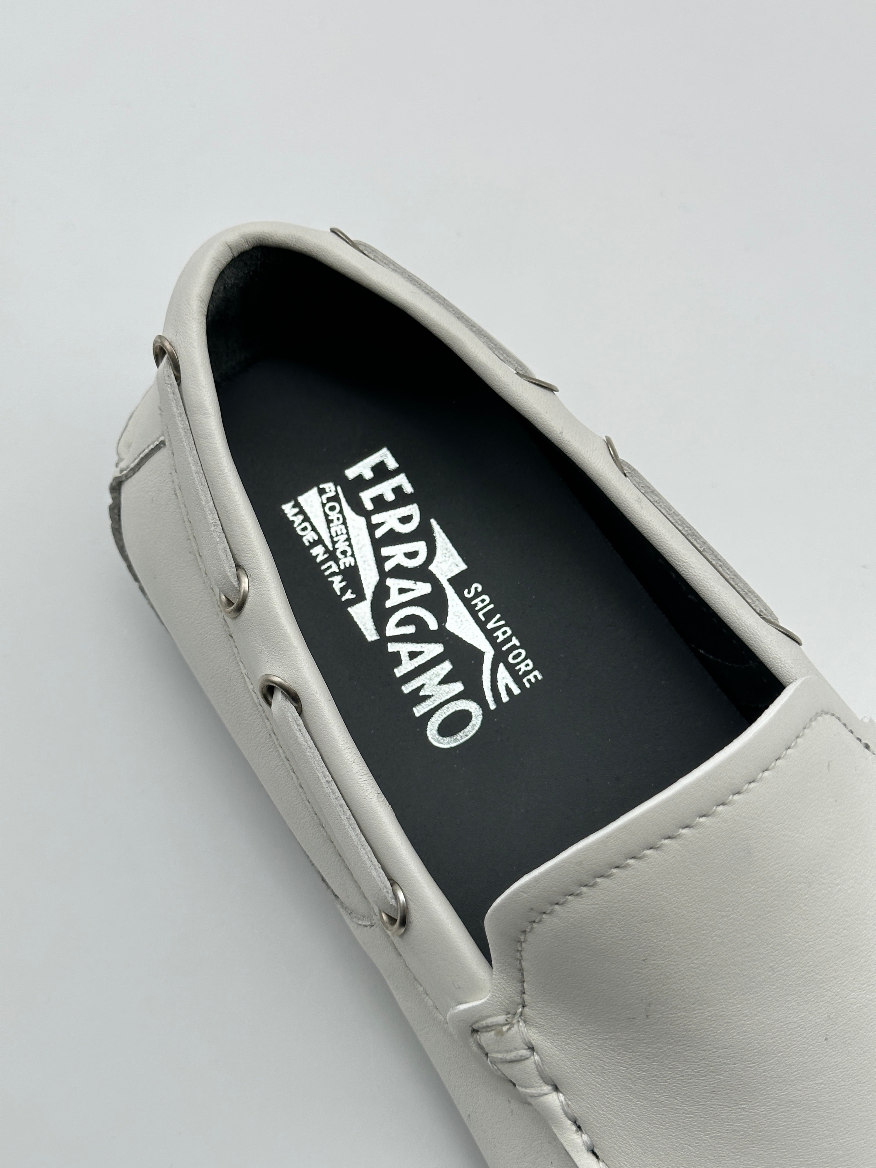 White Leather Loafers con punta tonda, design slide-on e suola in gomma. Eleganza monocromatica e comfort.