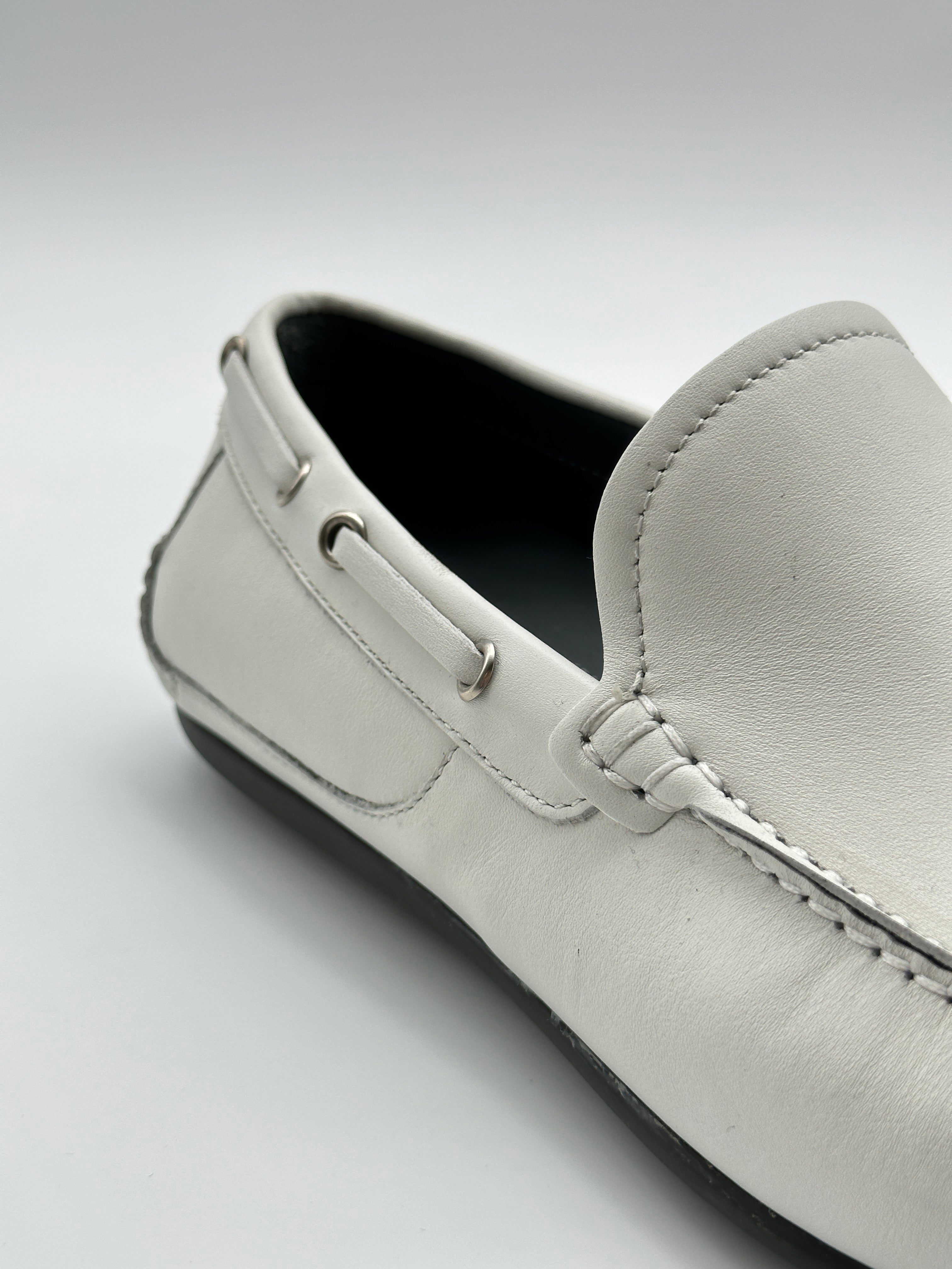 White Leather Loafers con punta tonda, design slide-on e suola in gomma. Eleganza monocromatica e comfort.