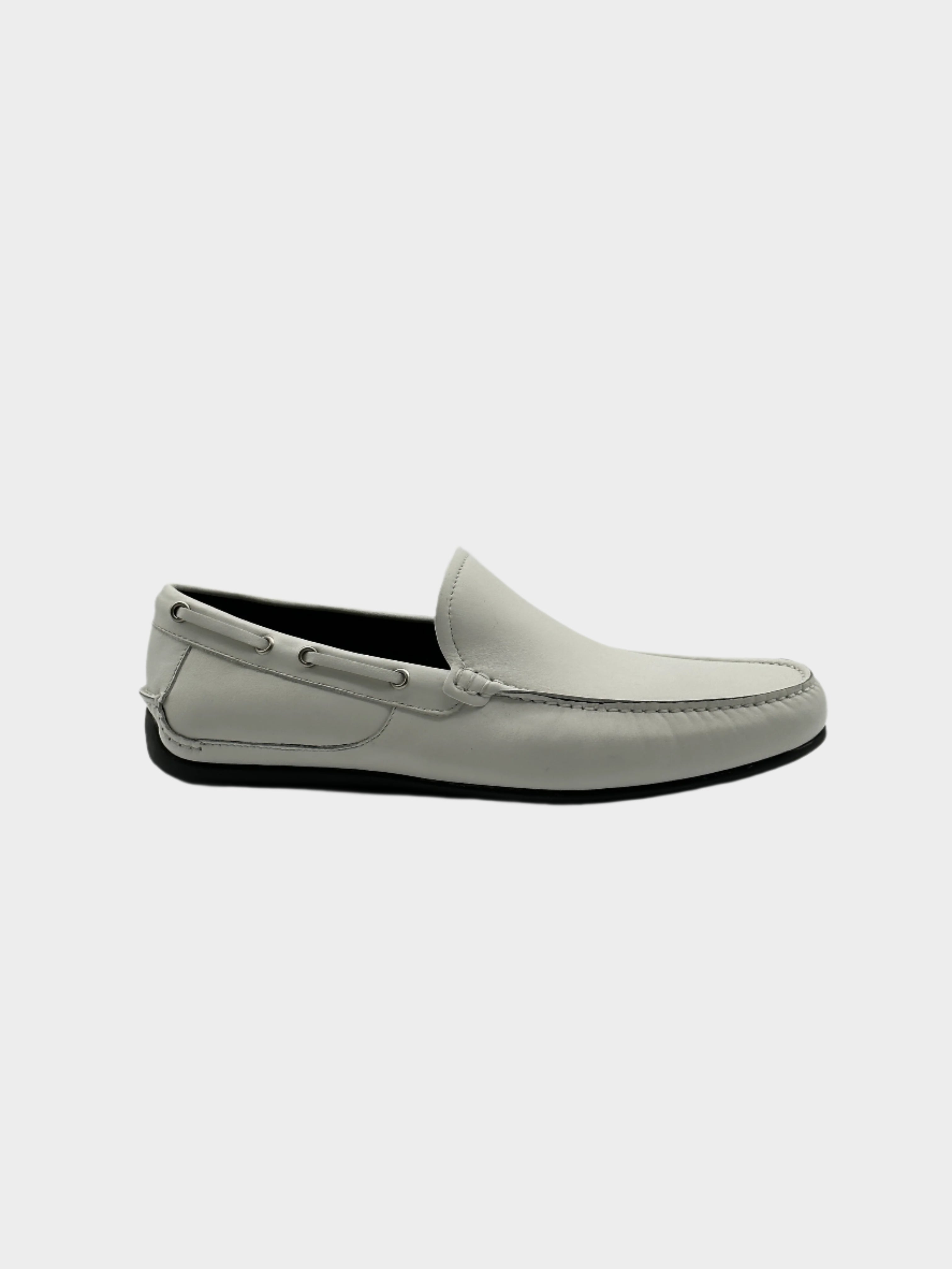 White Leather Loafers con punta tonda, design slide-on e suola in gomma. Eleganza monocromatica e comfort.