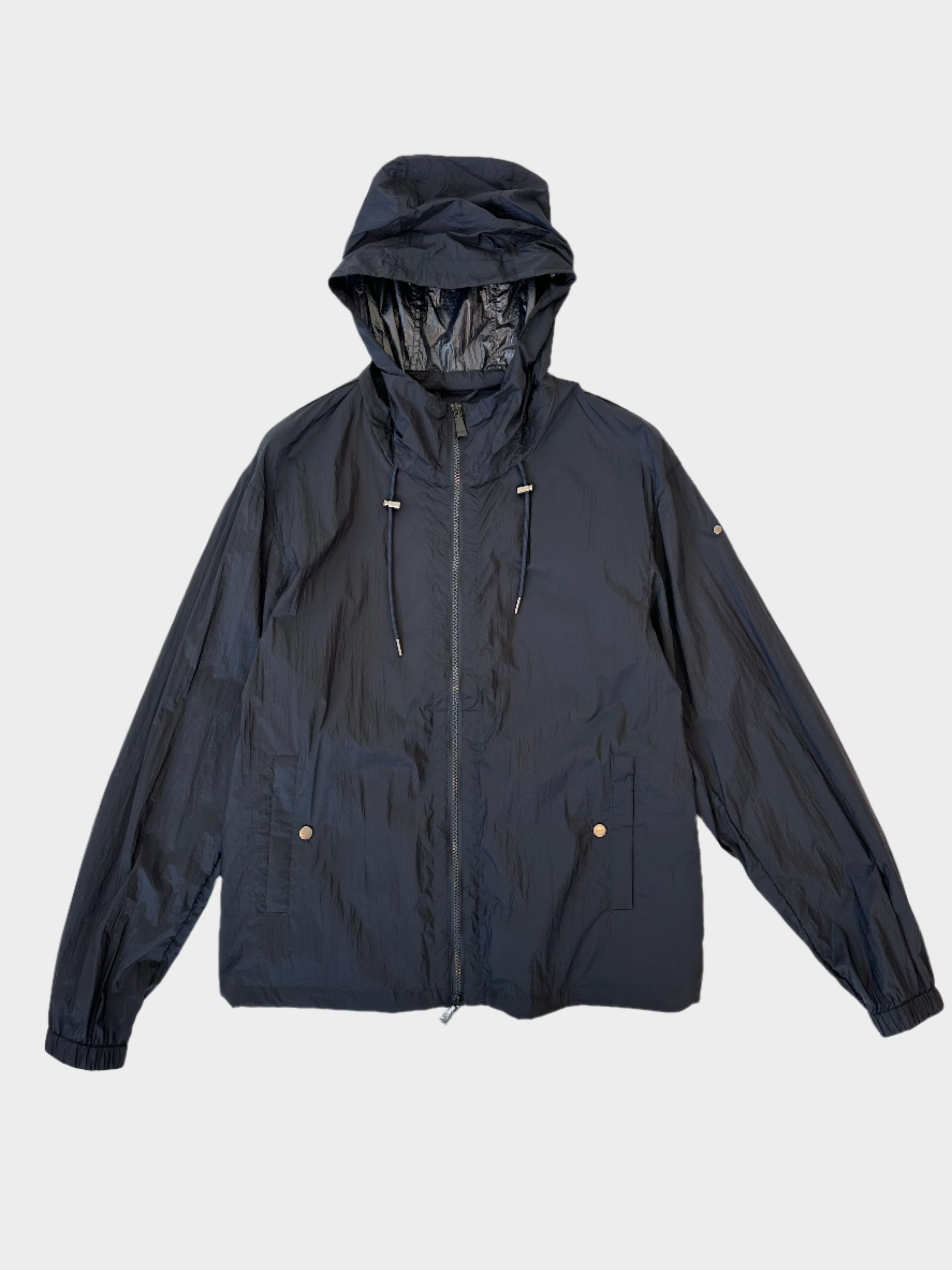 Windbreaker Jacket con cappuccio regolabile, chiusura zip, polsini elastici e tasca con bottone. Leggera e resistente per protezione contro il vento.