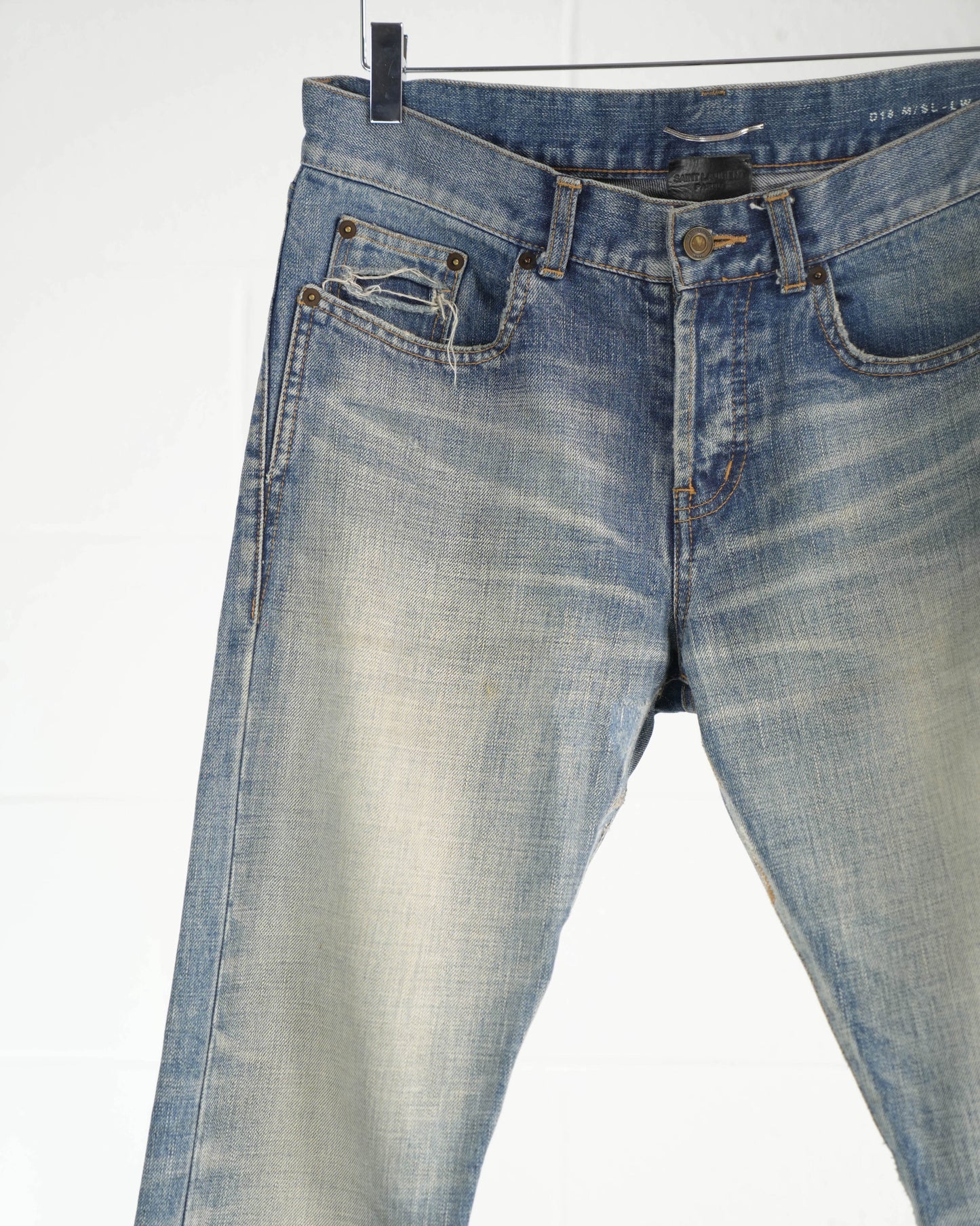 Washout Jeans With Ripped Pocket